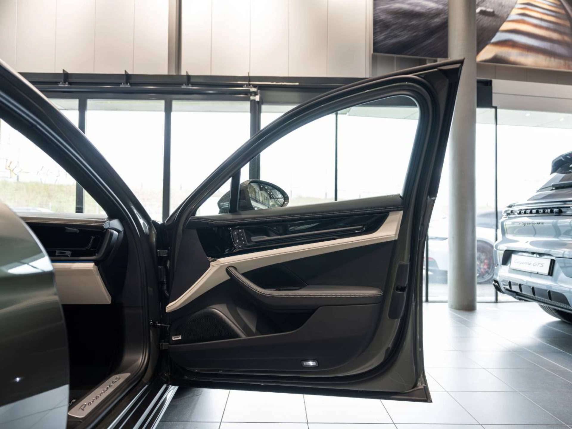 PORSCHE Panamera 4S E-Hybrid-image-21