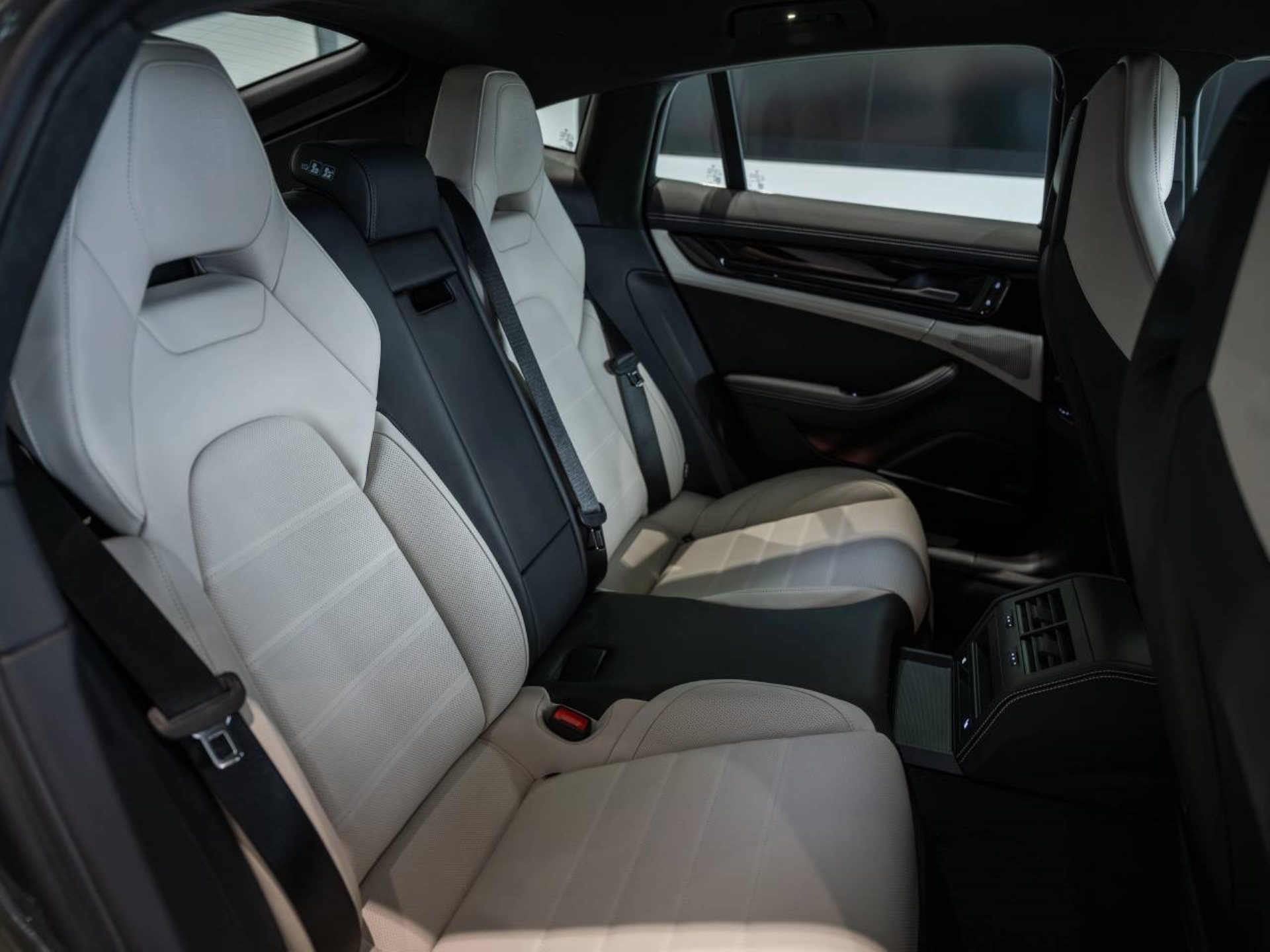 PORSCHE Panamera 4S E-Hybrid-image-18