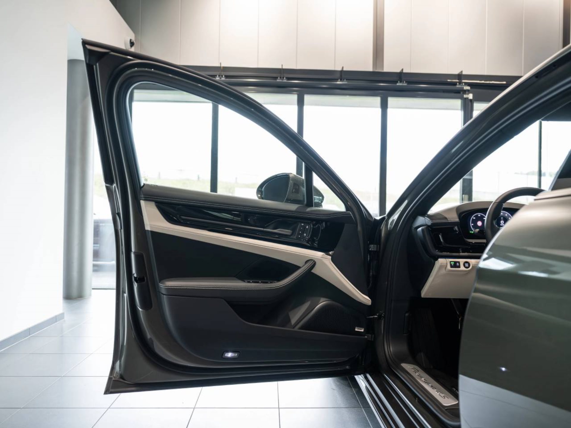 PORSCHE Panamera 4S E-Hybrid-image-19