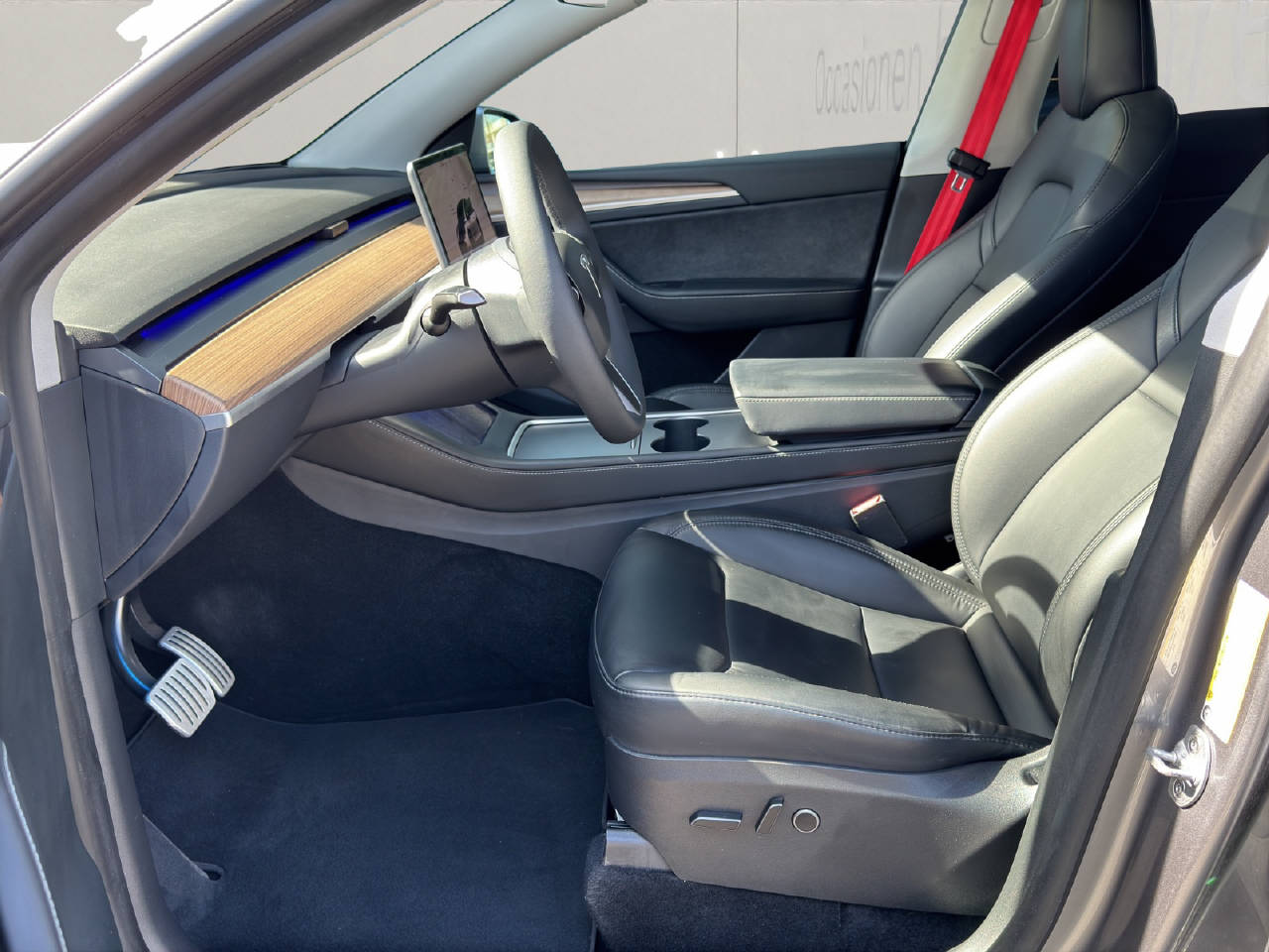 TESLA Model Y Performance Dual Motor-showroom-element-3