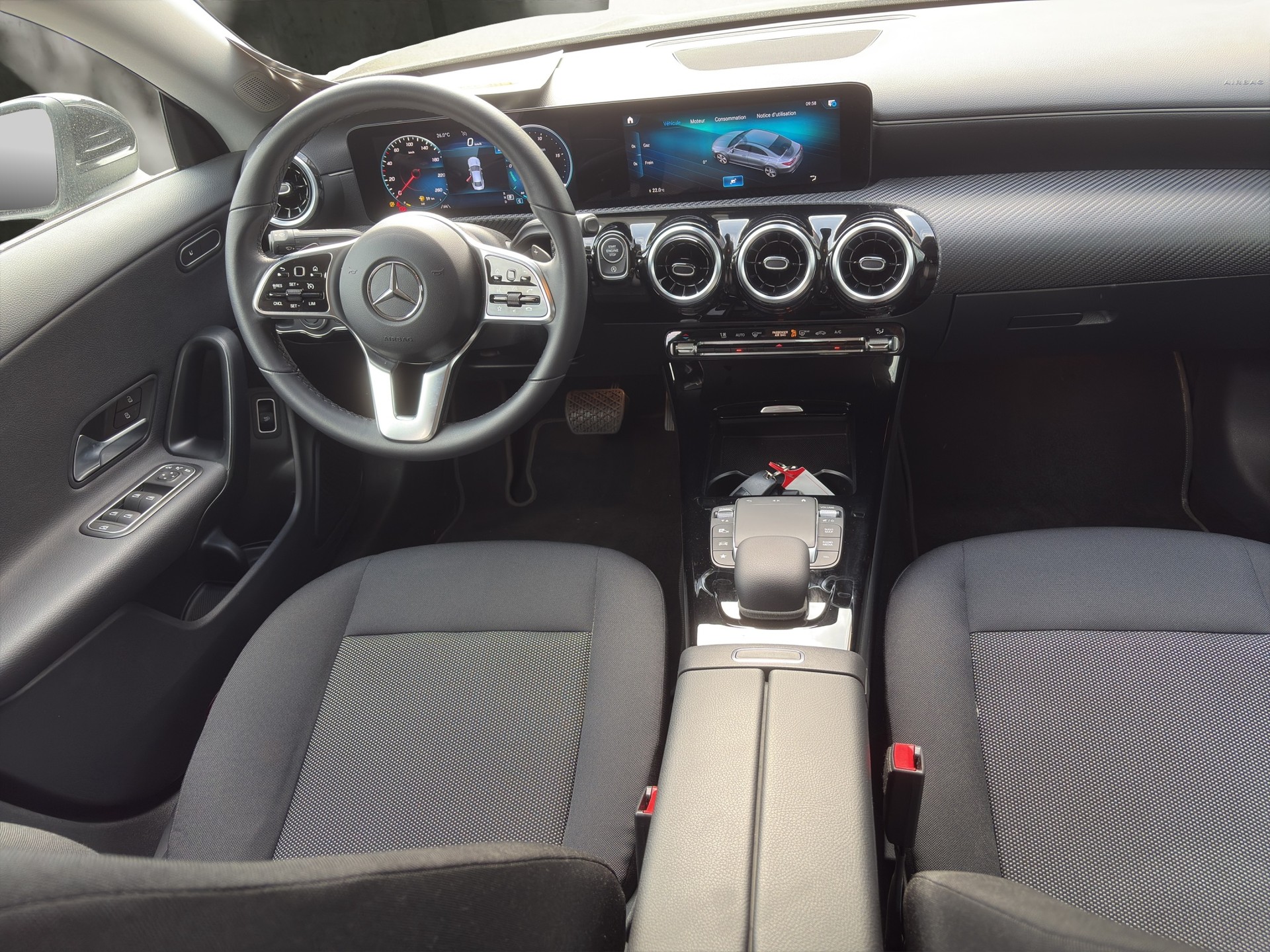 MERCEDES-BENZ CLA 200-image-12