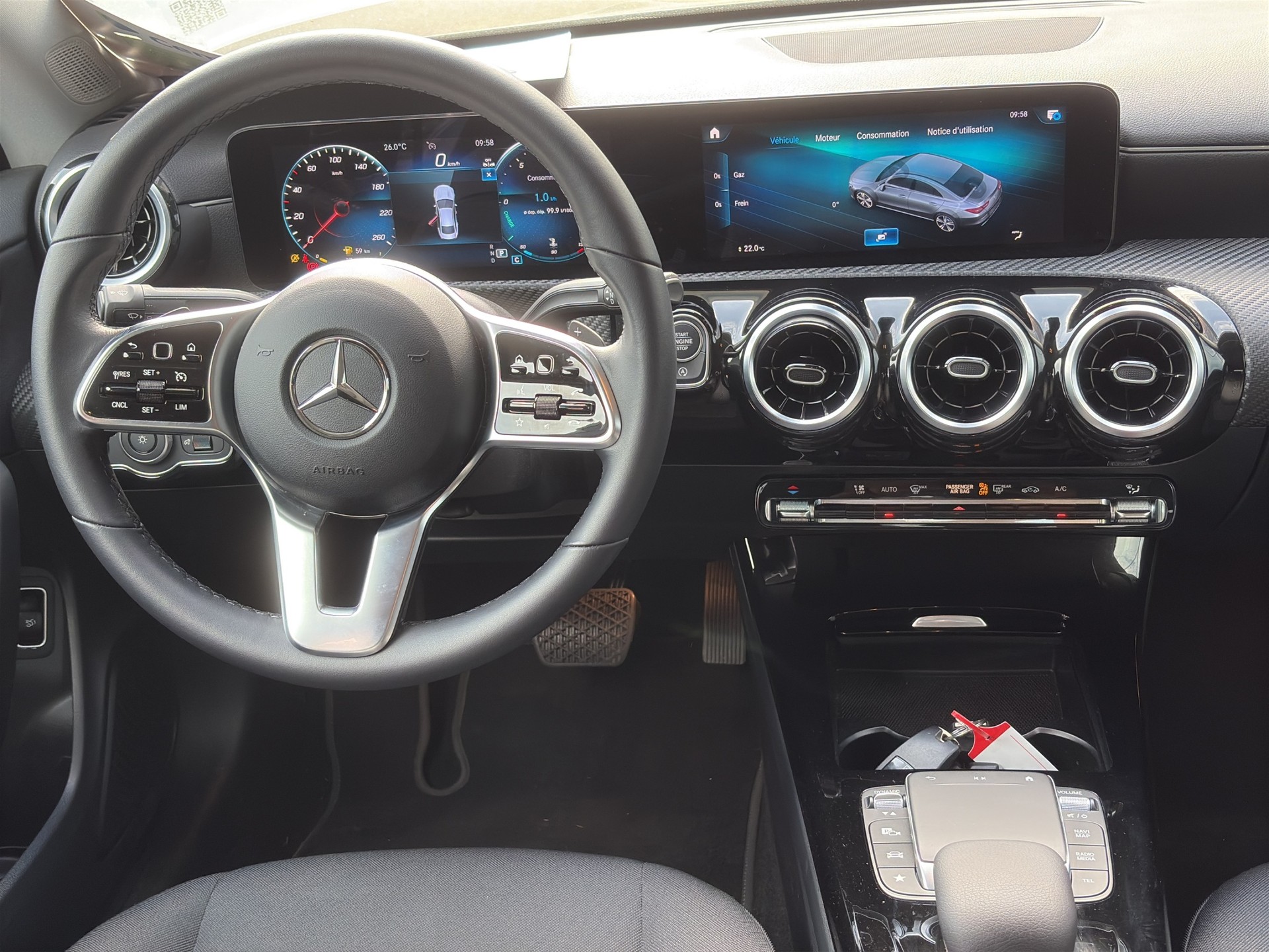 MERCEDES-BENZ CLA 200-image-11