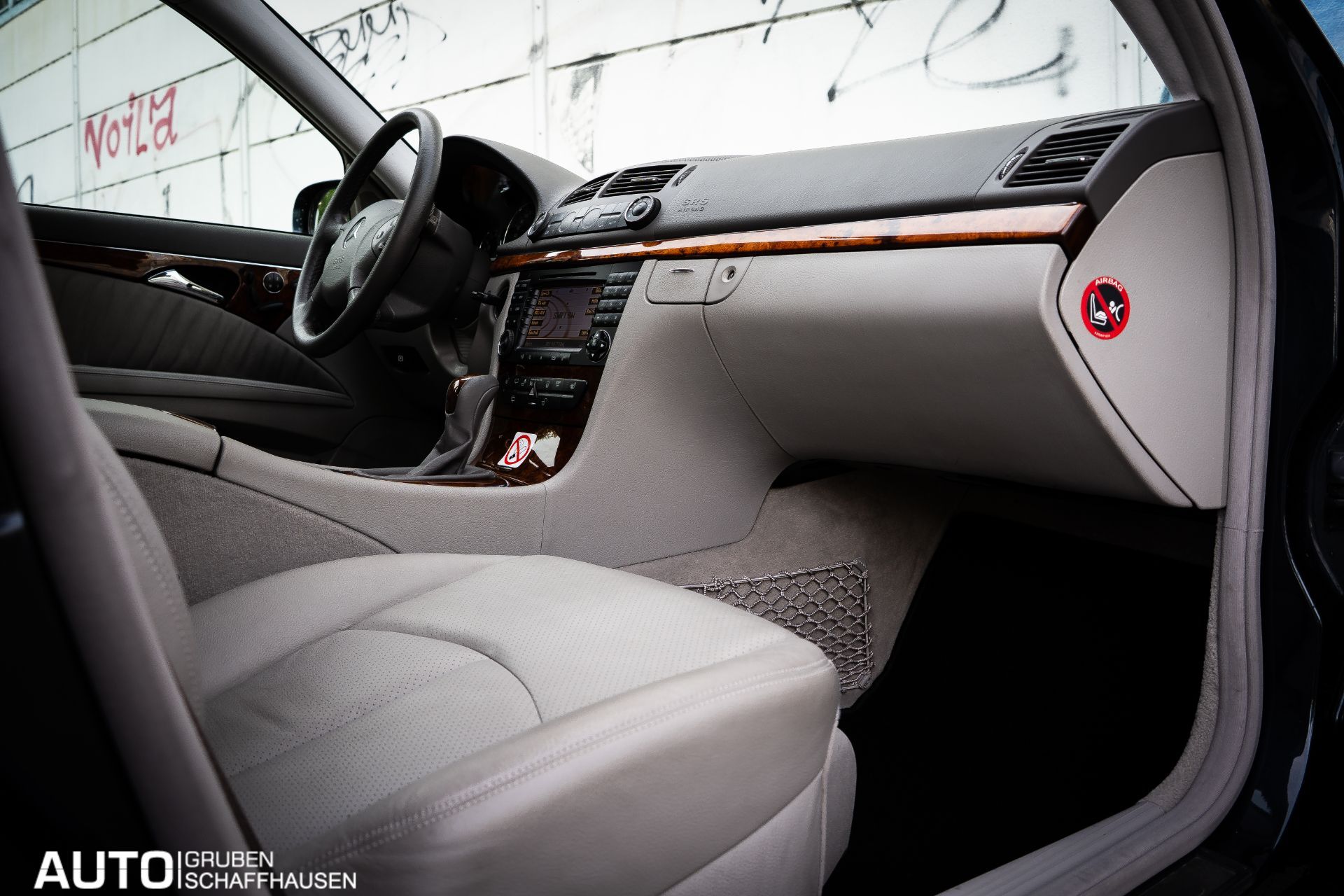 MERCEDES-BENZ E 320 Classic Automatic-image-13