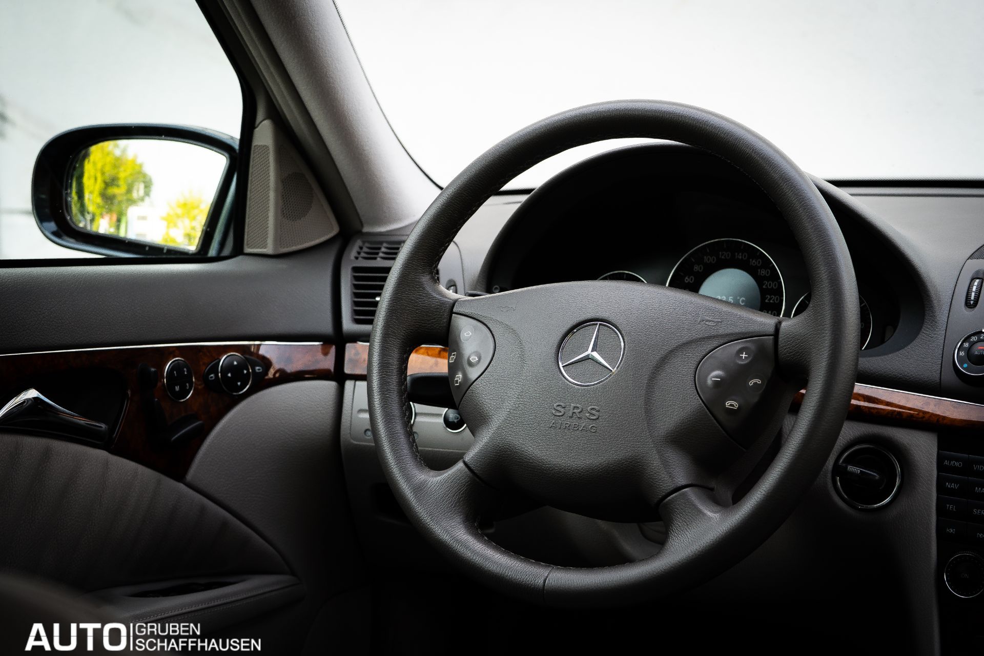 MERCEDES-BENZ E 320 Classic Automatic-image-20