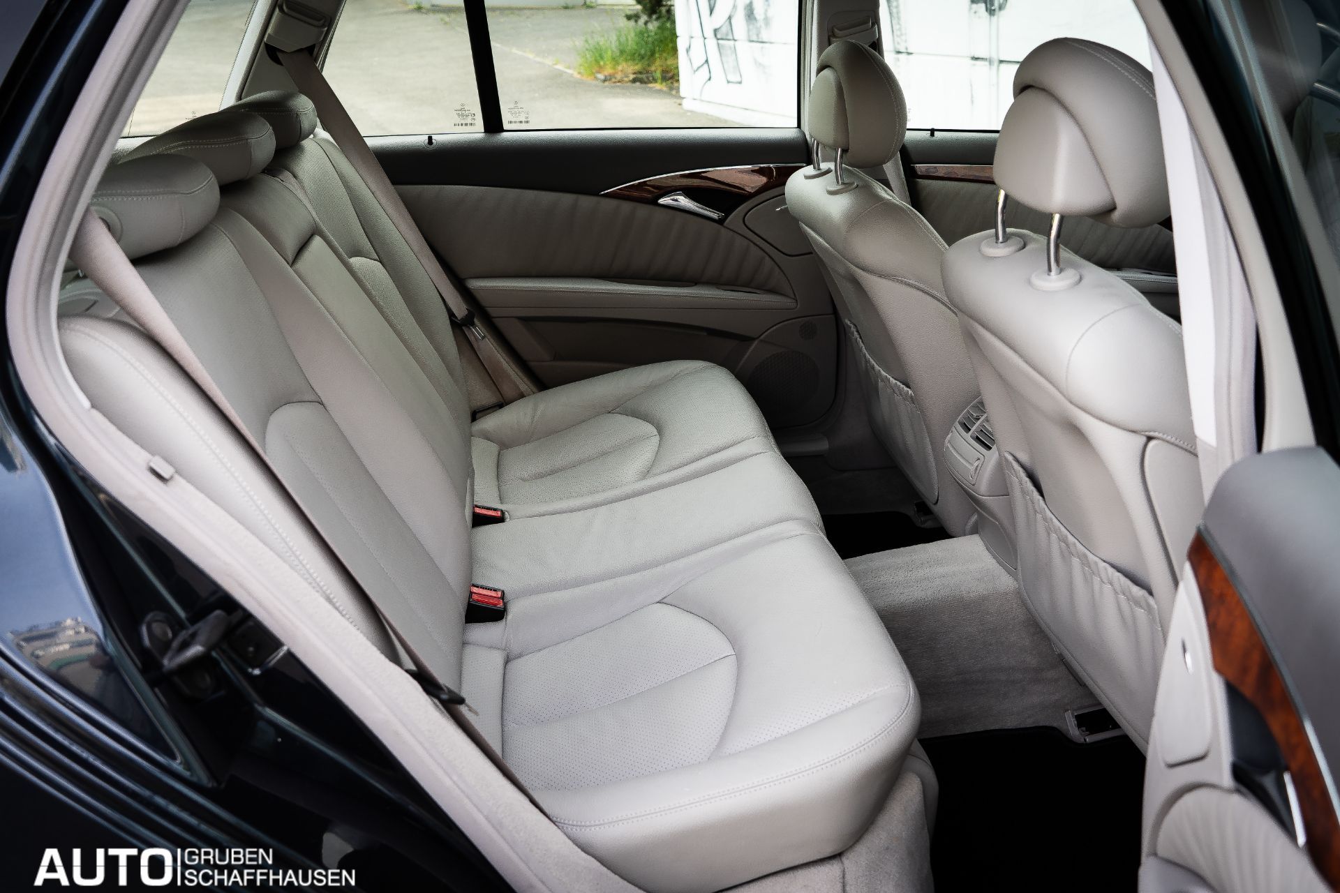 MERCEDES-BENZ E 320 Classic Automatic-image-18
