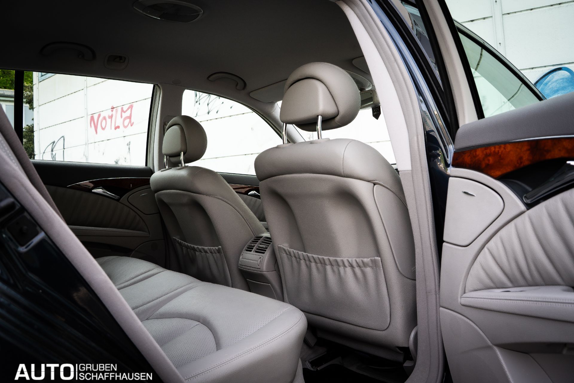 MERCEDES-BENZ E 320 Classic Automatic-image-17