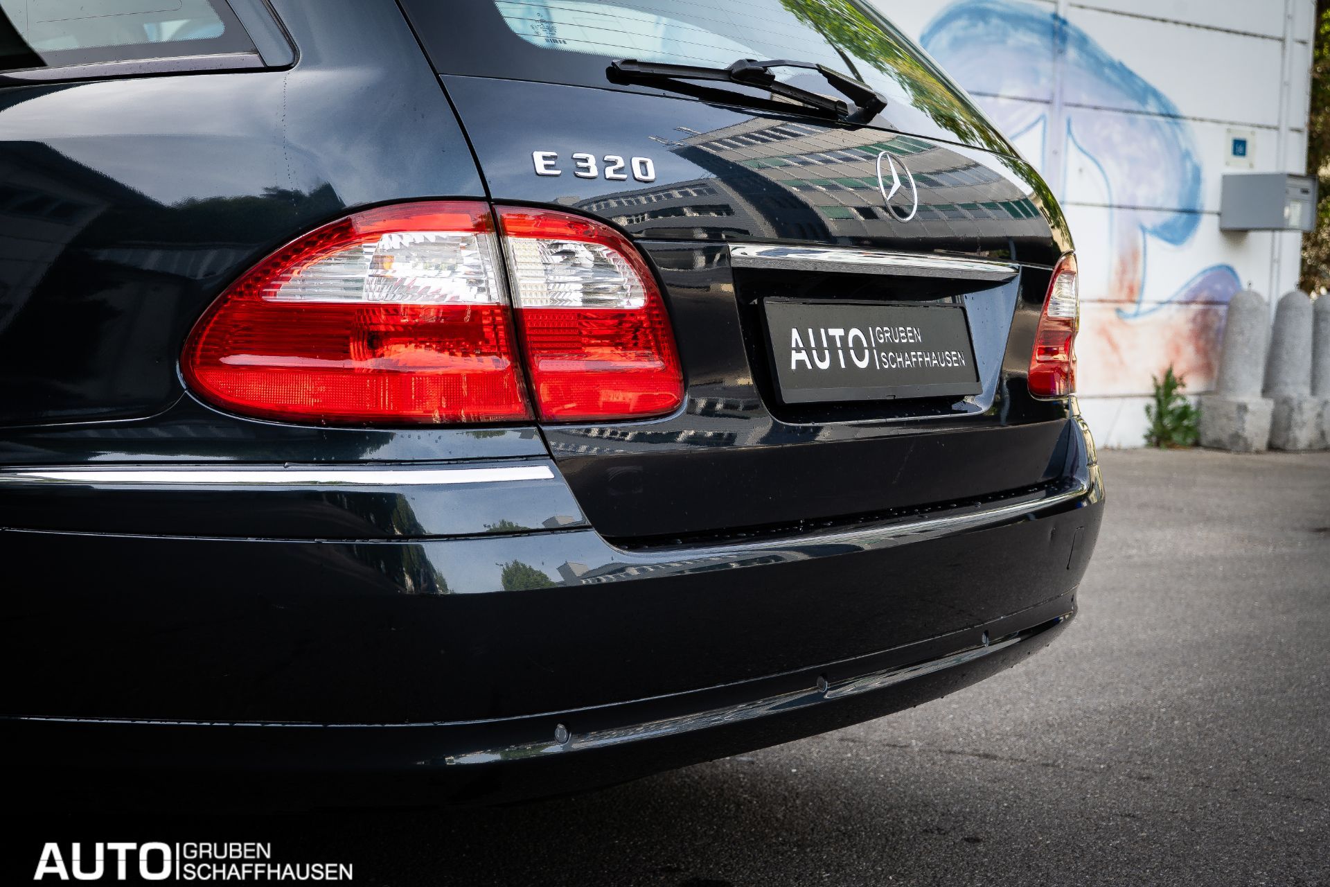 MERCEDES-BENZ E 320 Classic Automatic-image-27