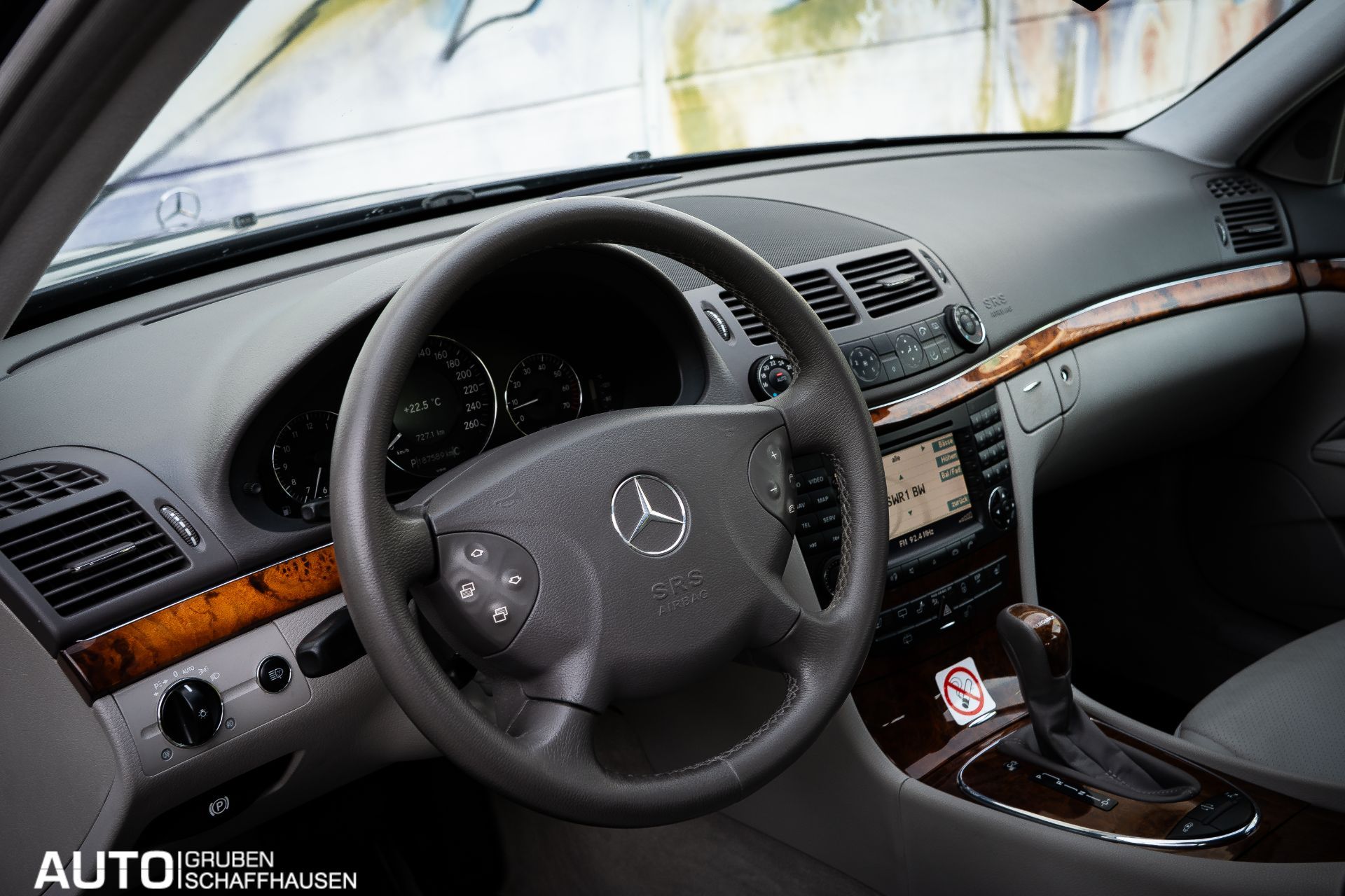 MERCEDES-BENZ E 320 Classic Automatic-image-23