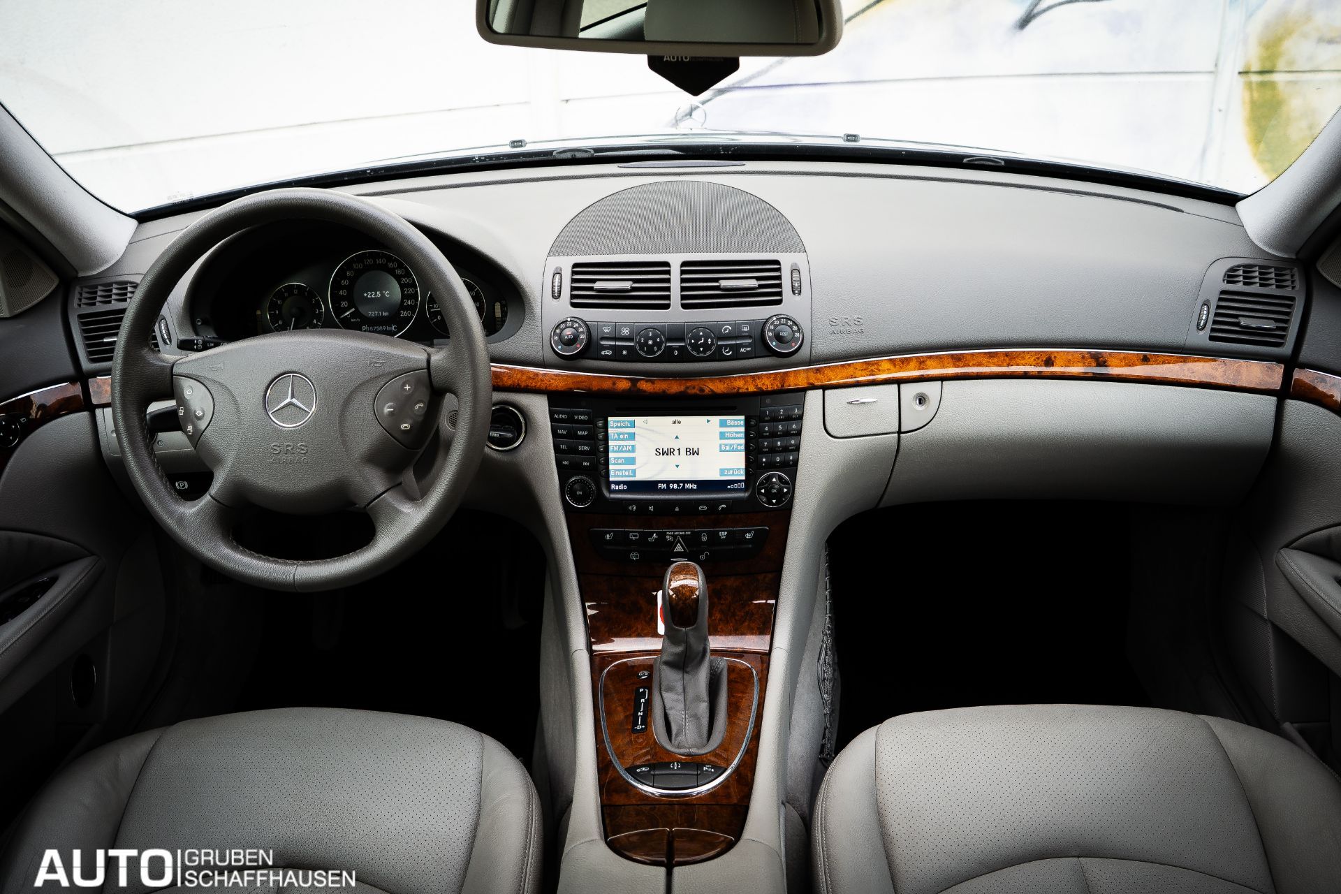 MERCEDES-BENZ E 320 Classic Automatic-image-19