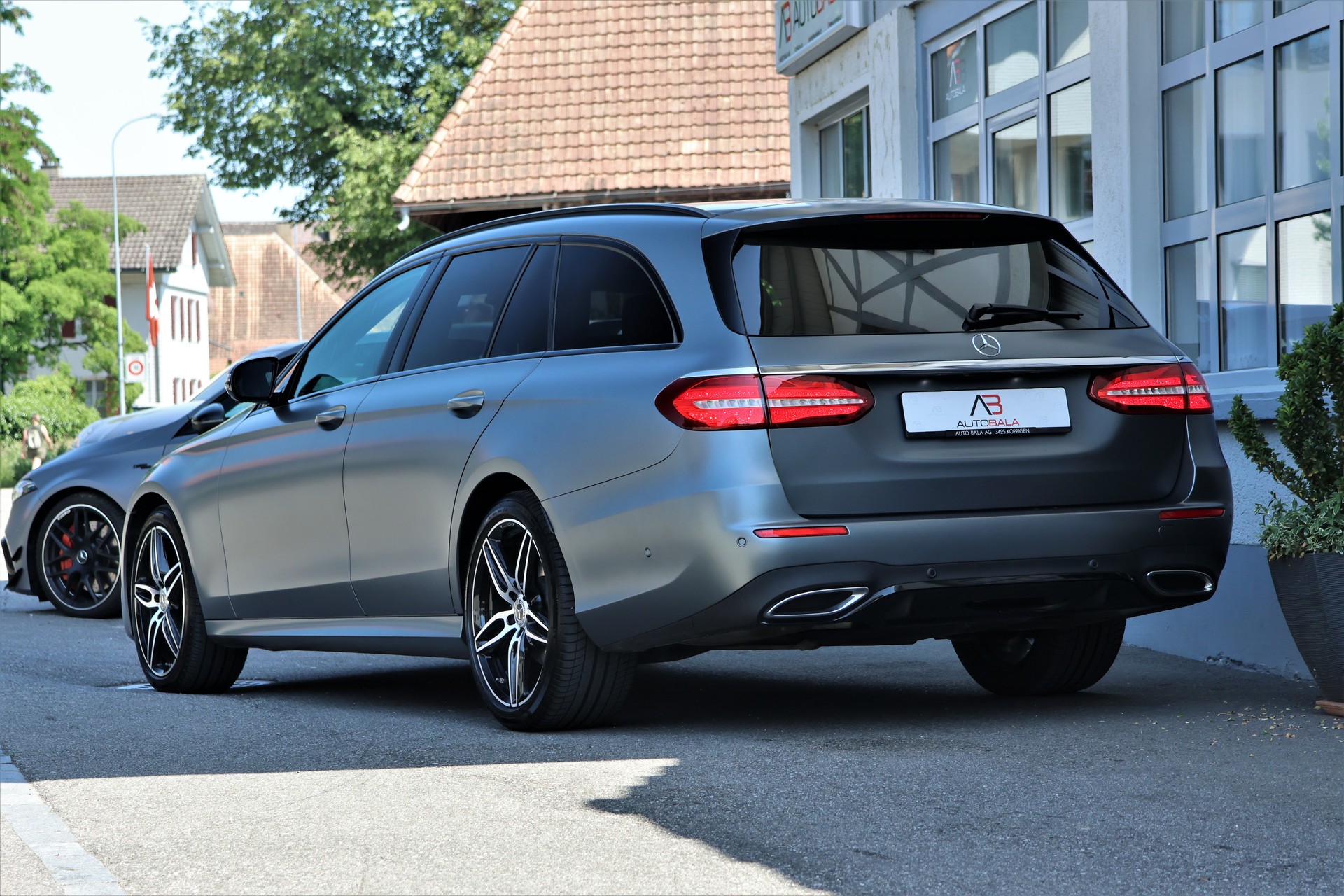 MERCEDES-BENZ E 220 d Swiss Star AMG Line 4Matic 9G-Tronic (CH) "Greymatte" + 2.1T AHK-showroom-element-2