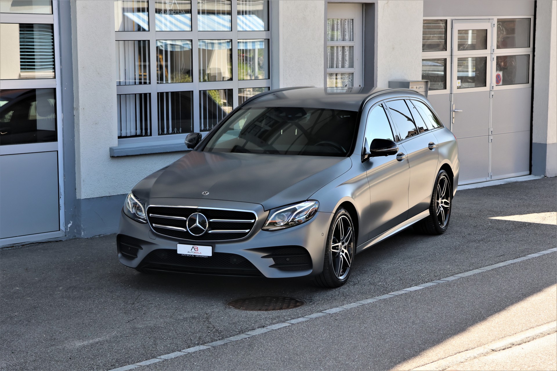 MERCEDES-BENZ E 220 d Swiss Star AMG Line 4Matic 9G-Tronic (CH) "Greymatte" + 2.1T AHK