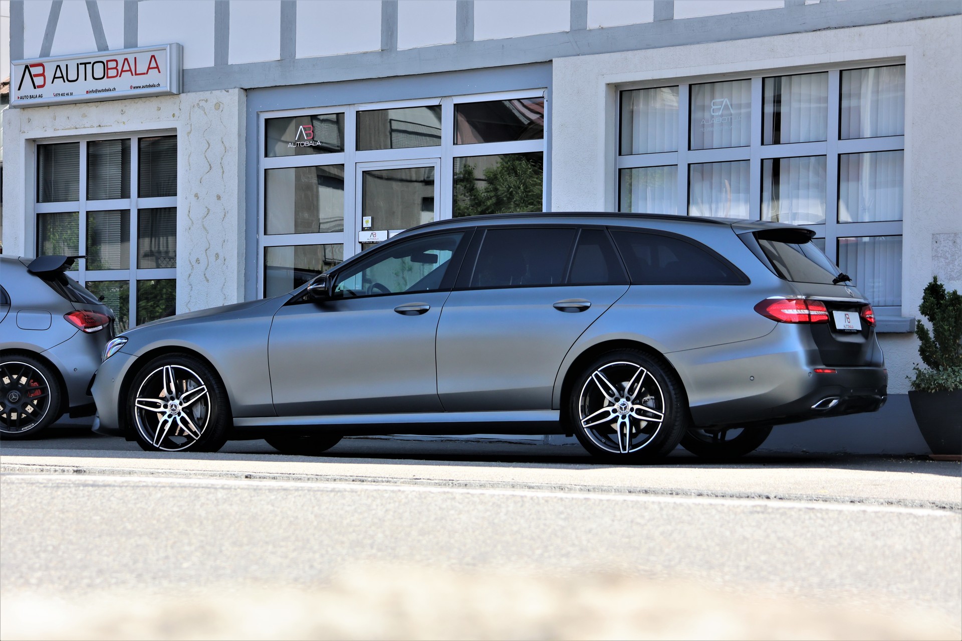 MERCEDES-BENZ E 220 d Swiss Star AMG Line 4Matic 9G-Tronic (CH) "Greymatte" + 2.1T AHK-showroom-element-3