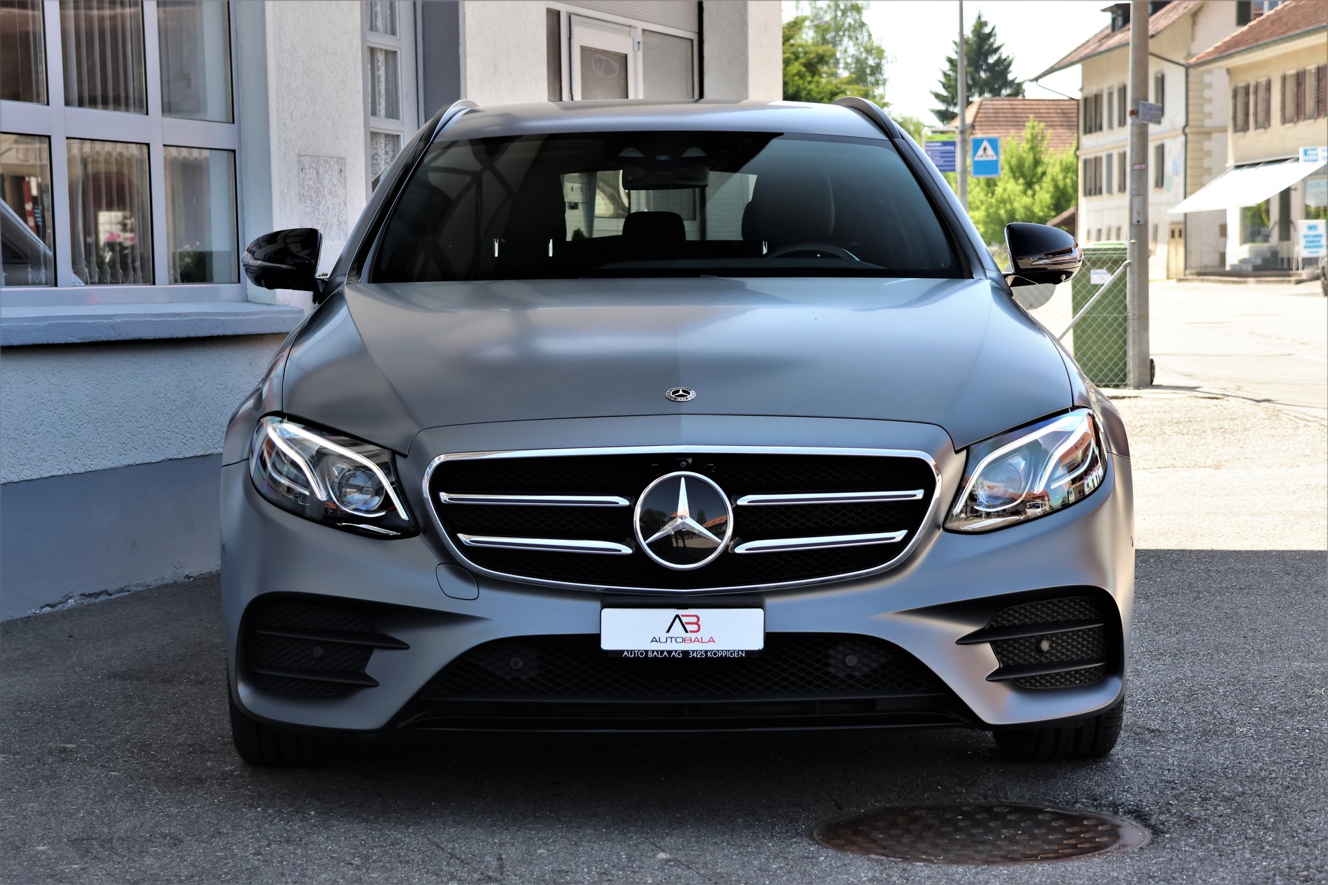 MERCEDES-BENZ E 220 d Swiss Star AMG Line 4Matic 9G-Tronic (CH) "Greymatte" + 2.1T AHK-showroom-element-1