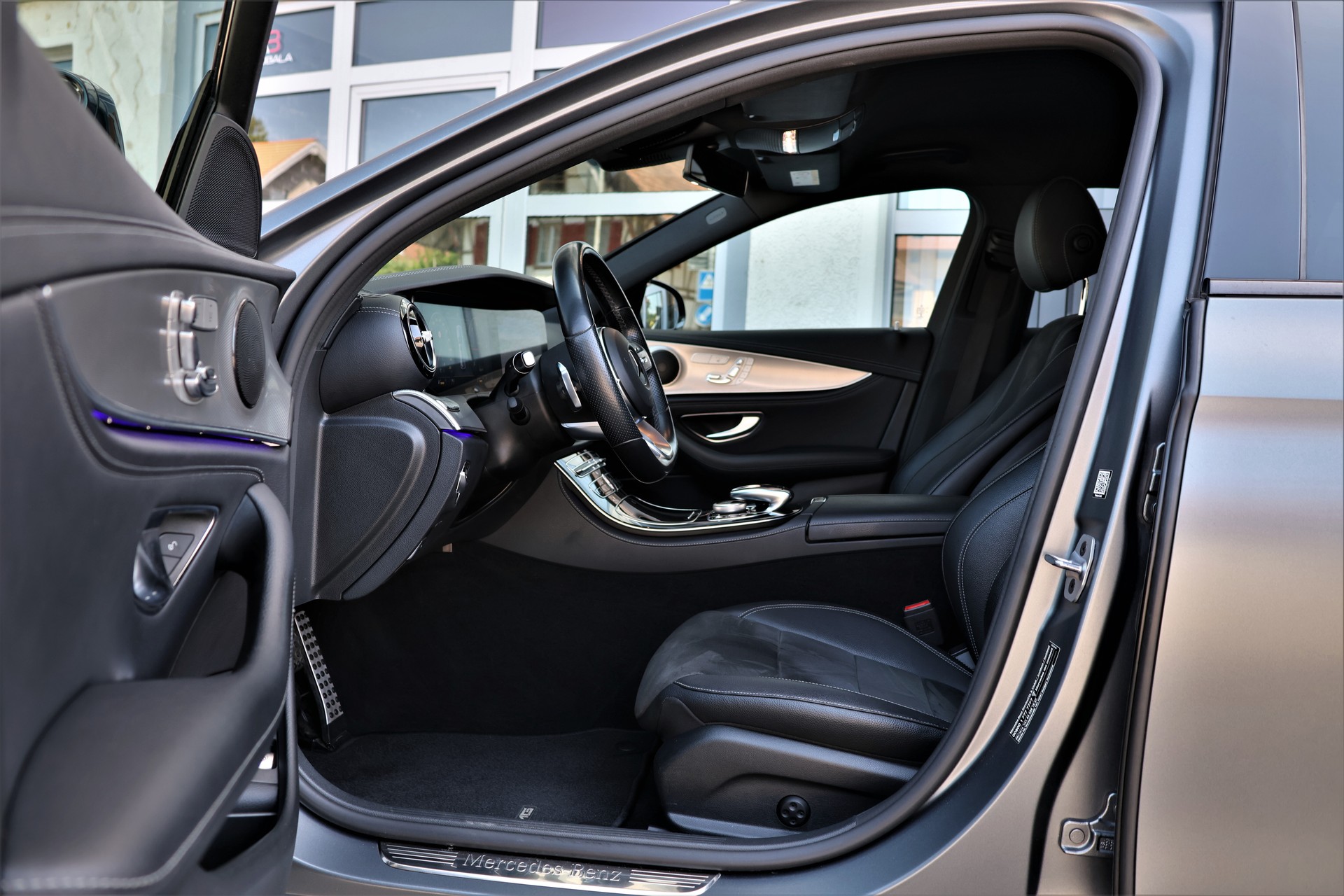 MERCEDES-BENZ E 220 d Swiss Star AMG Line 4Matic 9G-Tronic (CH) "Greymatte" + 2.1T AHK-image-7