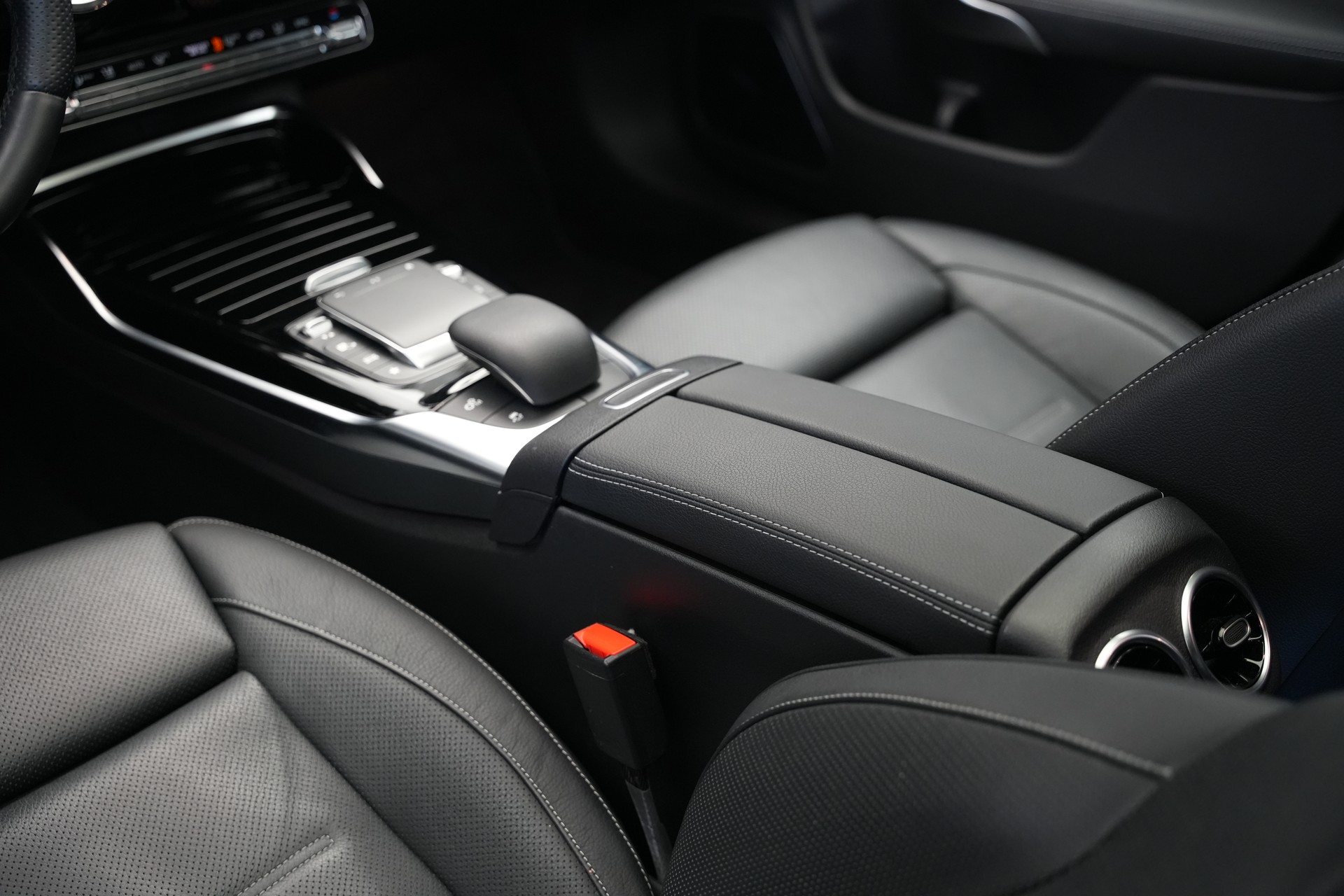 MERCEDES-BENZ CLA 45 S AMG 4Matic+ 8G-DCT *CH-Fahrzeug* *Pano* *Designo Lackierung*-image-14