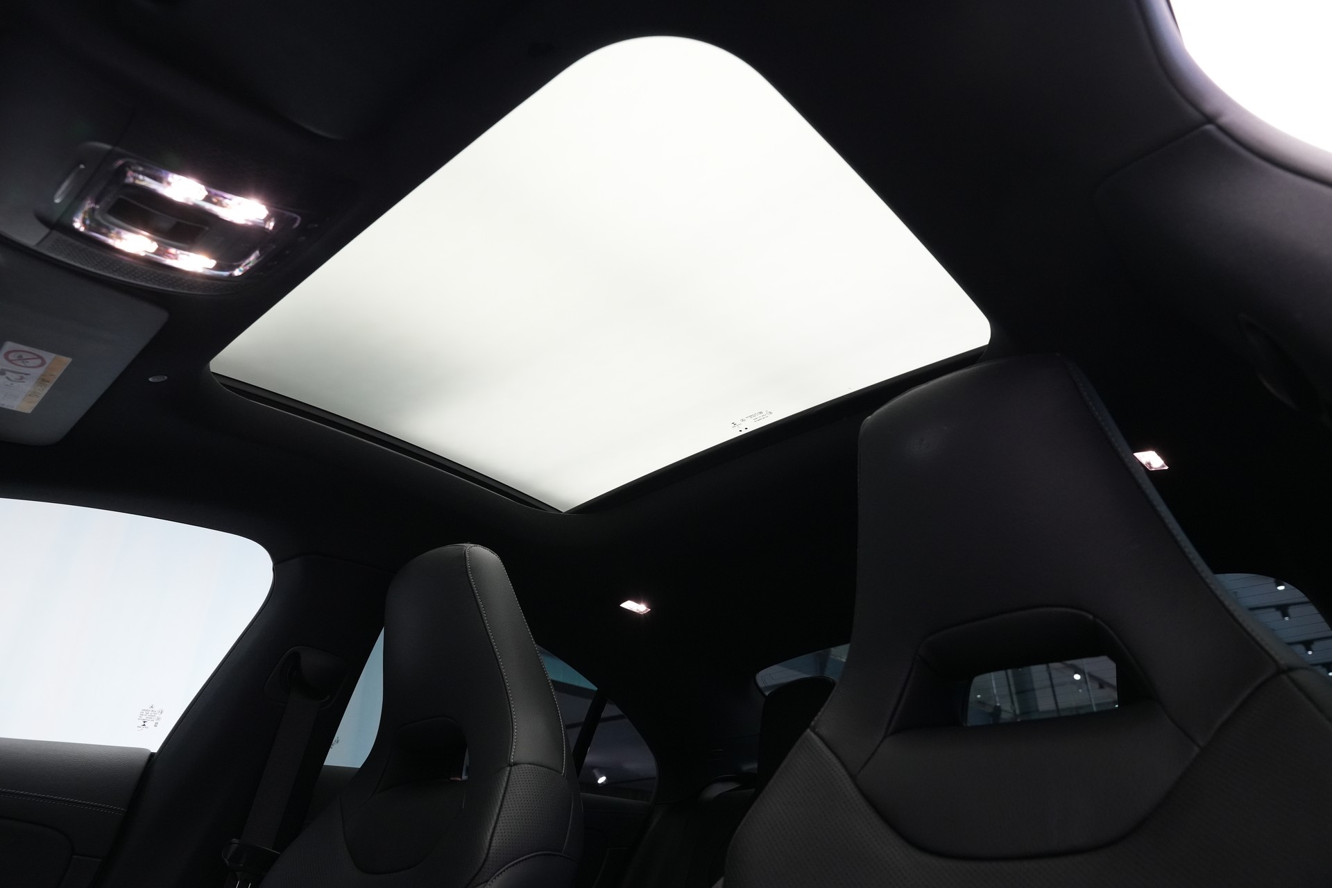 MERCEDES-BENZ CLA 45 S AMG 4Matic+ 8G-DCT *CH-Fahrzeug* *Pano* *Designo Lackierung*-image-13