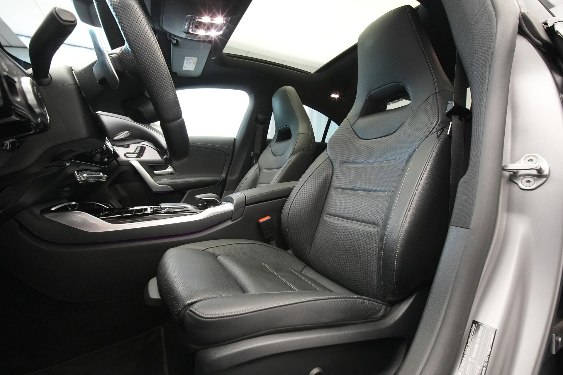 MERCEDES-BENZ CLA 45 S AMG 4Matic+ 8G-DCT *CH-Fahrzeug* *Pano* *Designo Lackierung*-image-12