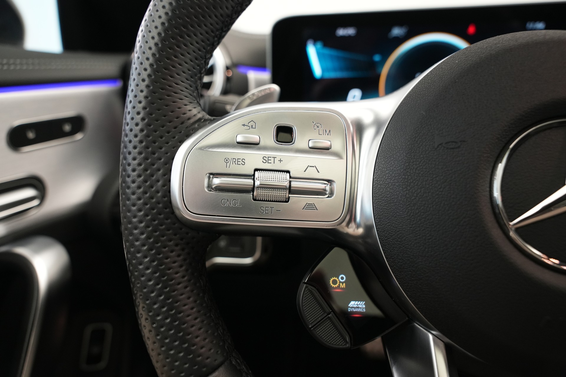 MERCEDES-BENZ CLA 45 S AMG 4Matic+ 8G-DCT *CH-Fahrzeug* *Pano* *Designo Lackierung*-image-41