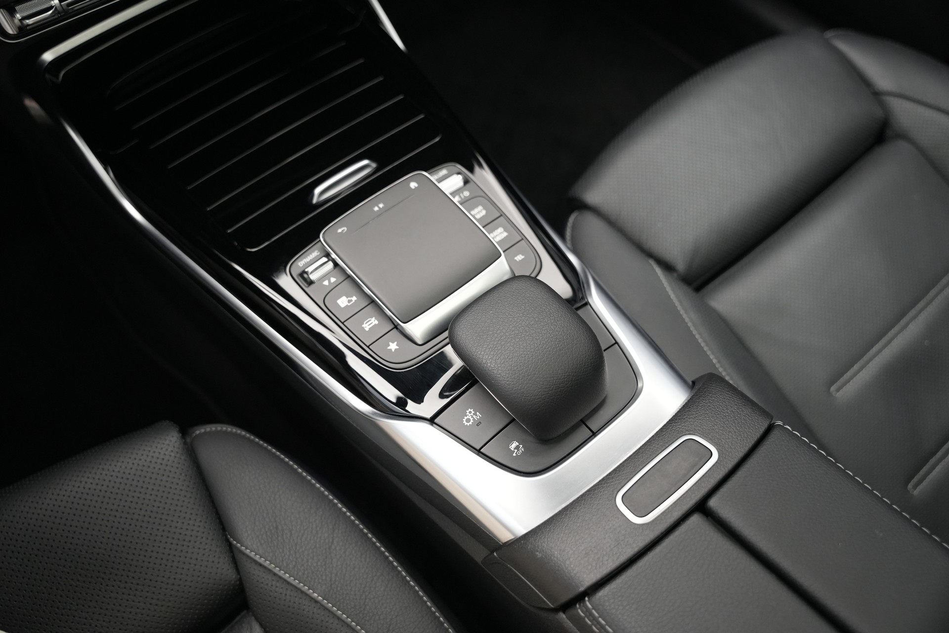 MERCEDES-BENZ CLA 45 S AMG 4Matic+ 8G-DCT *CH-Fahrzeug* *Pano* *Designo Lackierung*-image-38