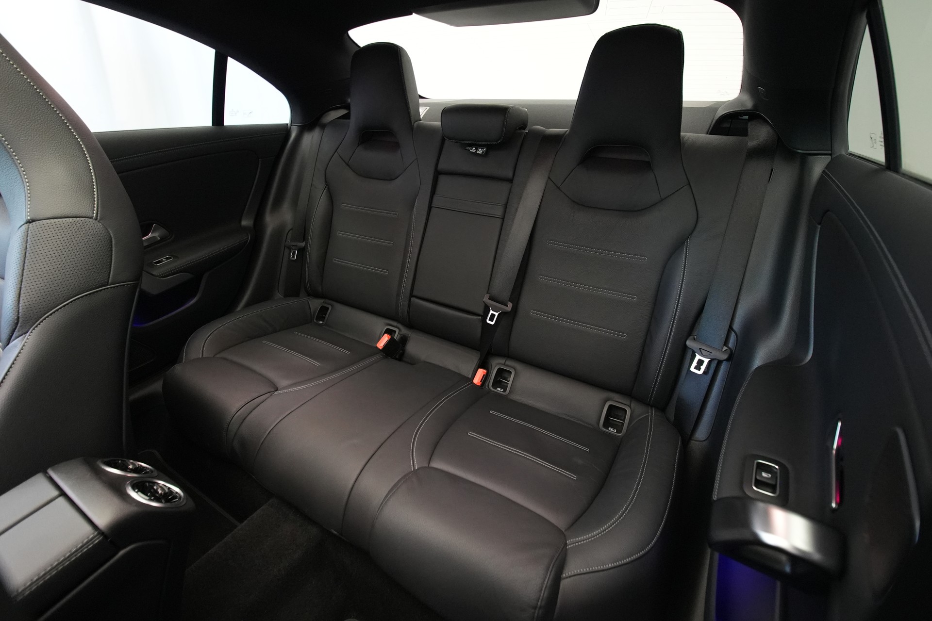 MERCEDES-BENZ CLA 45 S AMG 4Matic+ 8G-DCT *CH-Fahrzeug* *Pano* *Designo Lackierung*-image-16