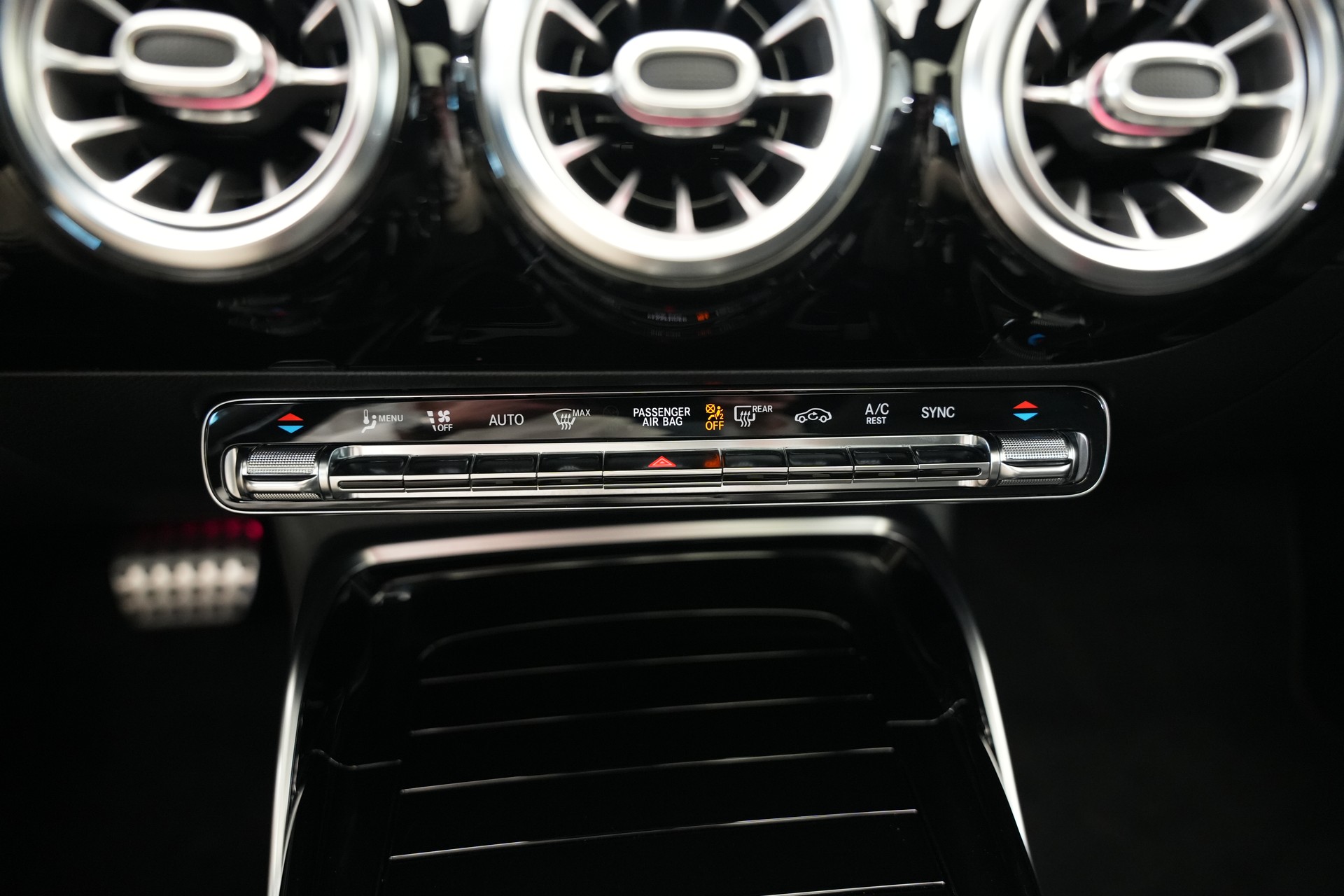 MERCEDES-BENZ CLA 45 S AMG 4Matic+ 8G-DCT *CH-Fahrzeug* *Pano* *Designo Lackierung*-image-33
