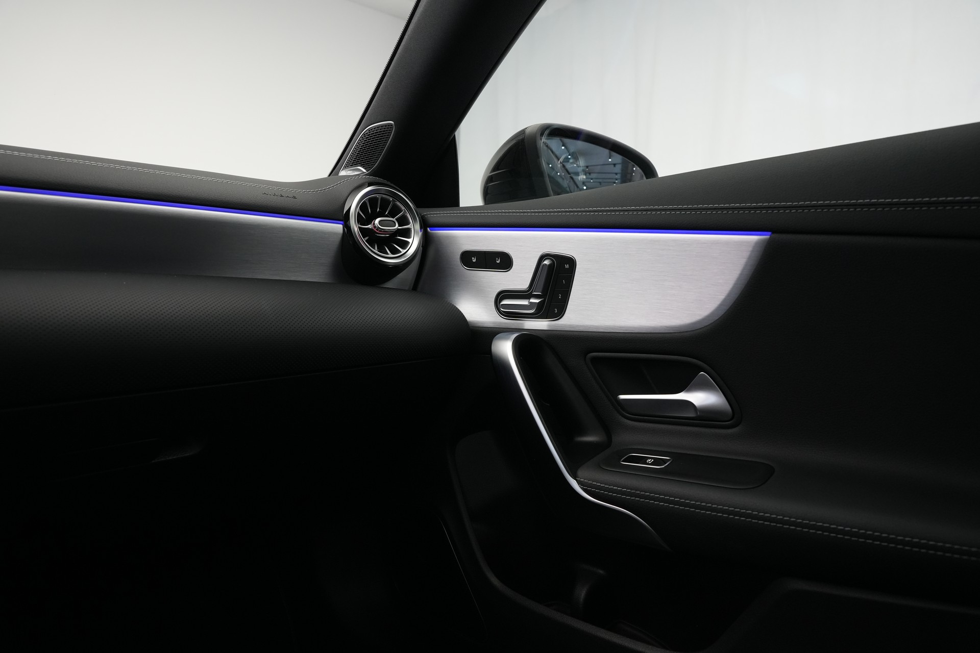 MERCEDES-BENZ CLA 45 S AMG 4Matic+ 8G-DCT *CH-Fahrzeug* *Pano* *Designo Lackierung*-image-31