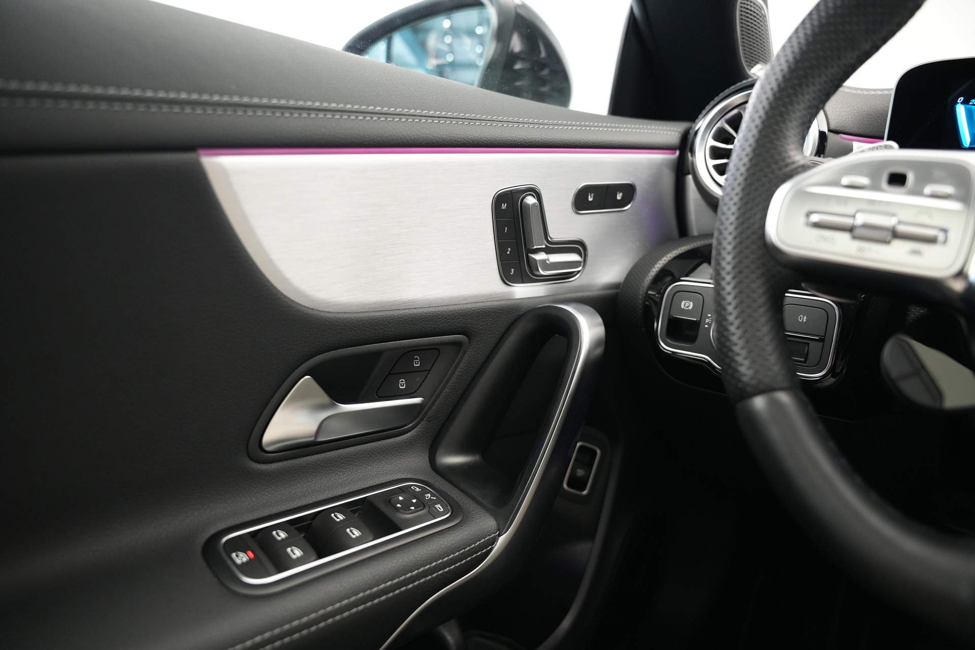 MERCEDES-BENZ CLA 45 S AMG 4Matic+ 8G-DCT *CH-Fahrzeug* *Pano* *Designo Lackierung*-image-34