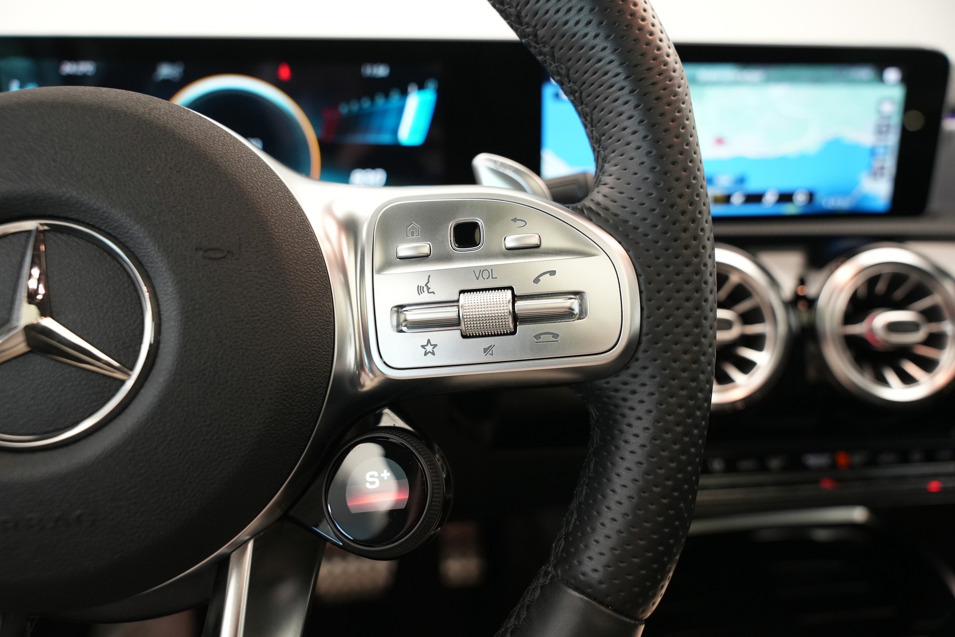 MERCEDES-BENZ CLA 45 S AMG 4Matic+ 8G-DCT *CH-Fahrzeug* *Pano* *Designo Lackierung*-image-40