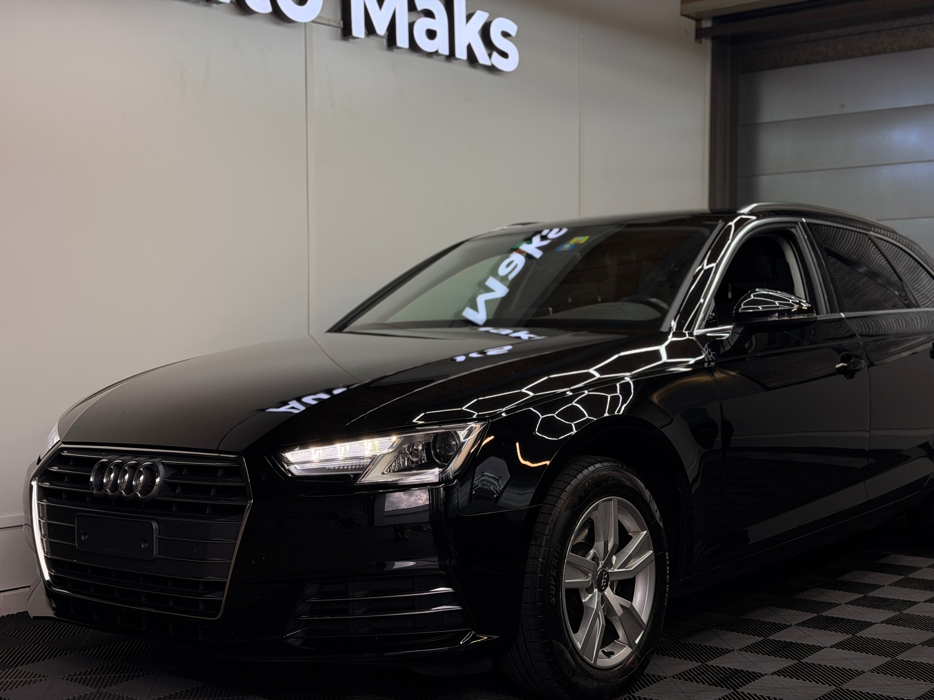 AUDI A4 Avant 2.0 TDI Design S-tronic-showroom-element-3