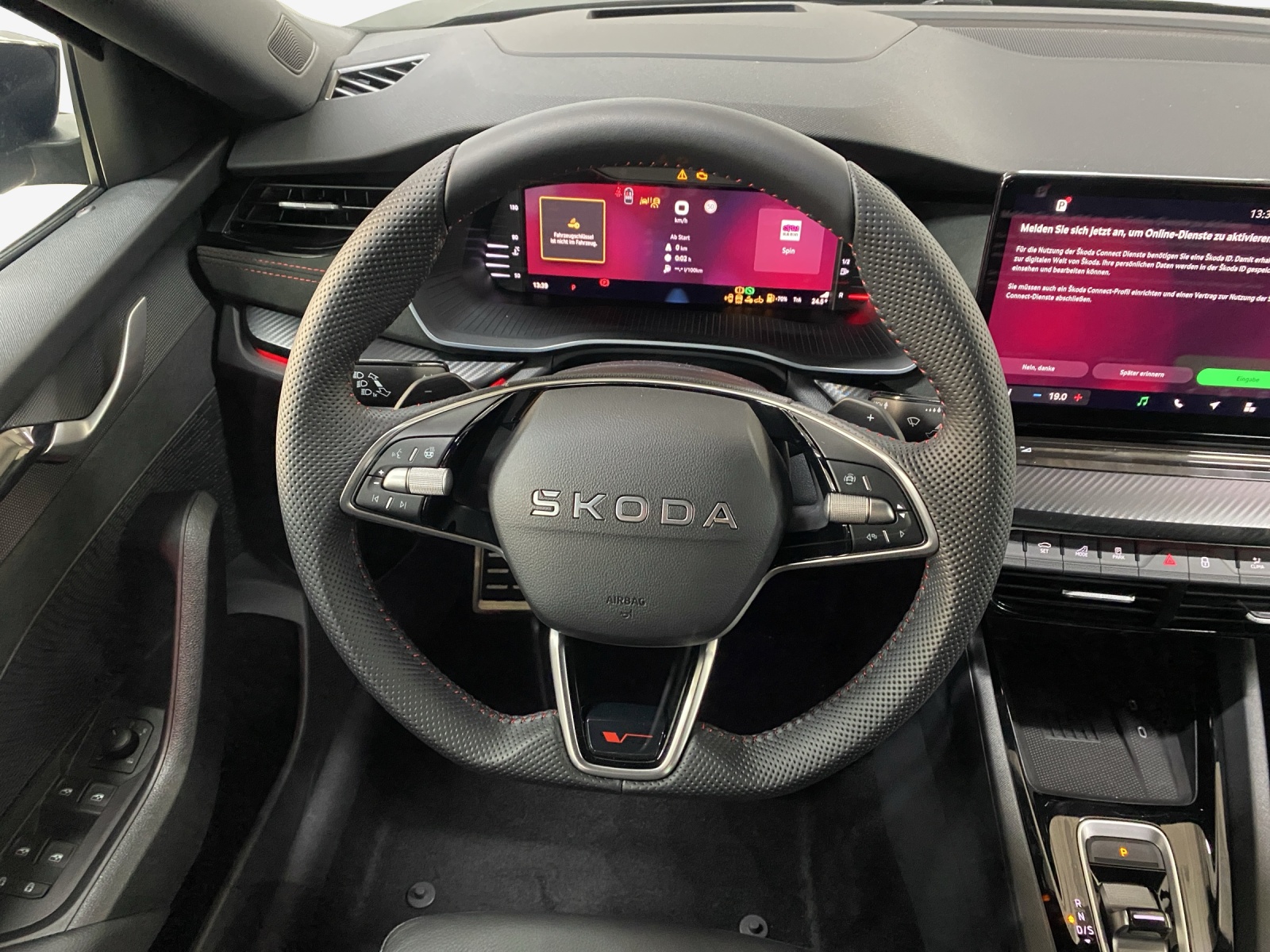SKODA Octavia Combi 2.0 TSI DSG RS 30 Years Edition-image-9