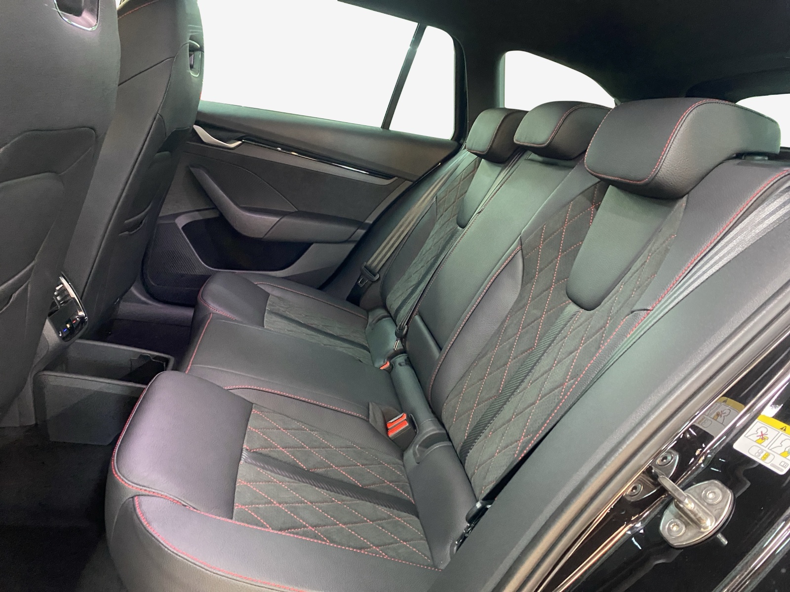 SKODA Octavia Combi 2.0 TSI DSG RS 30 Years Edition-image-11