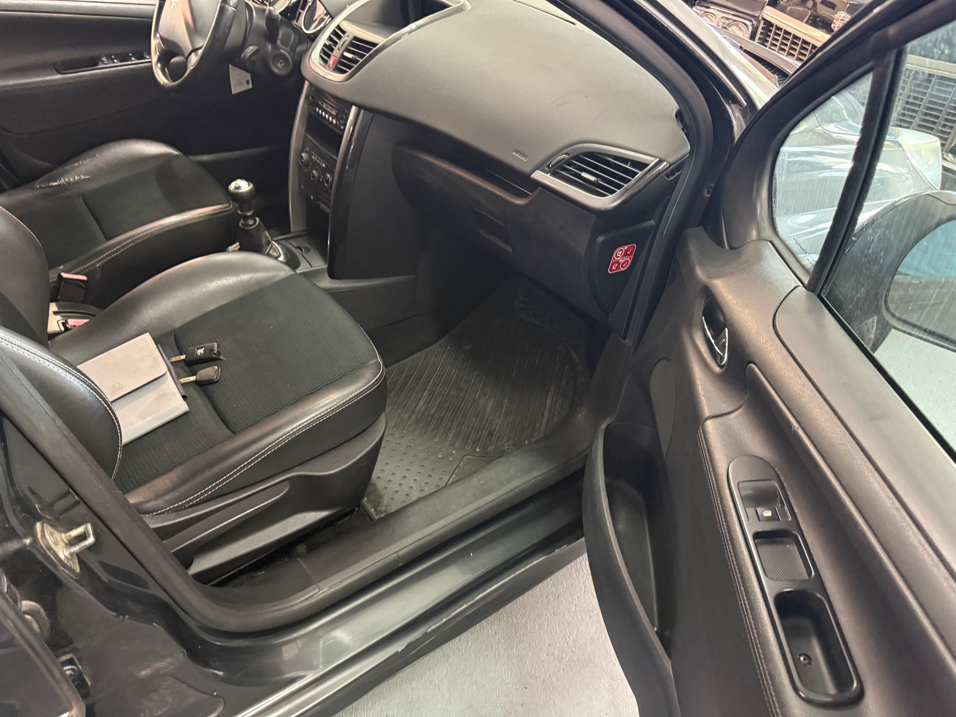 PEUGEOT 207 1.6 HDI Allure-image-9