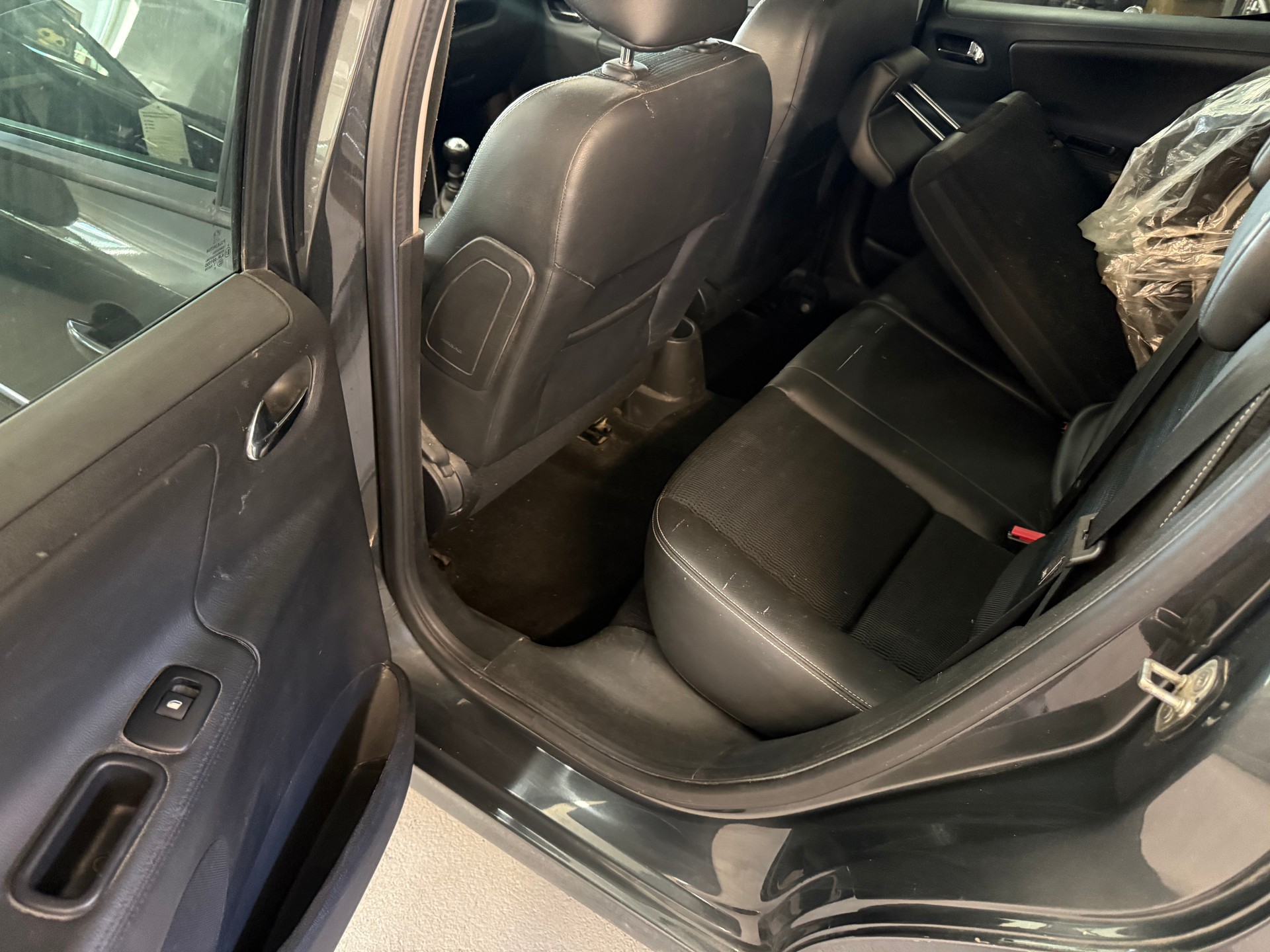 PEUGEOT 207 1.6 HDI Allure-image-6