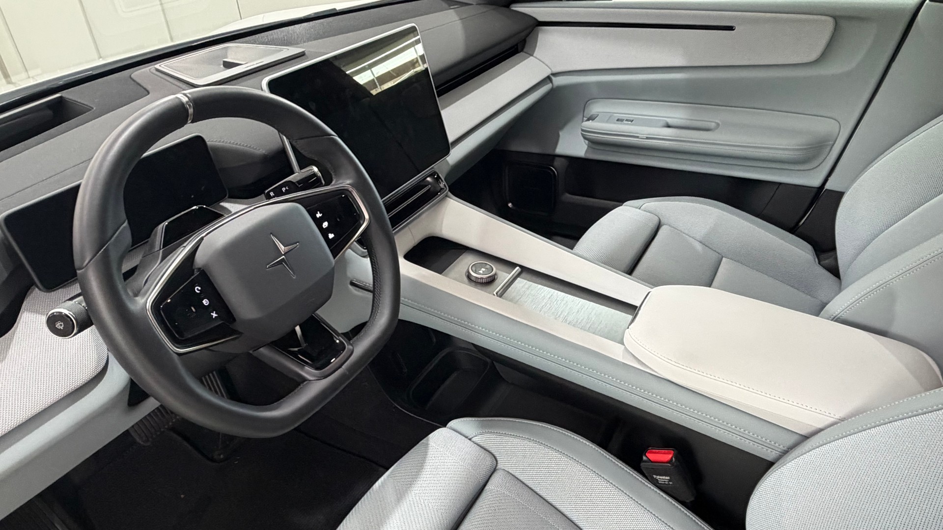POLESTAR 4 Long Range Dual Motor-showroom-element-3
