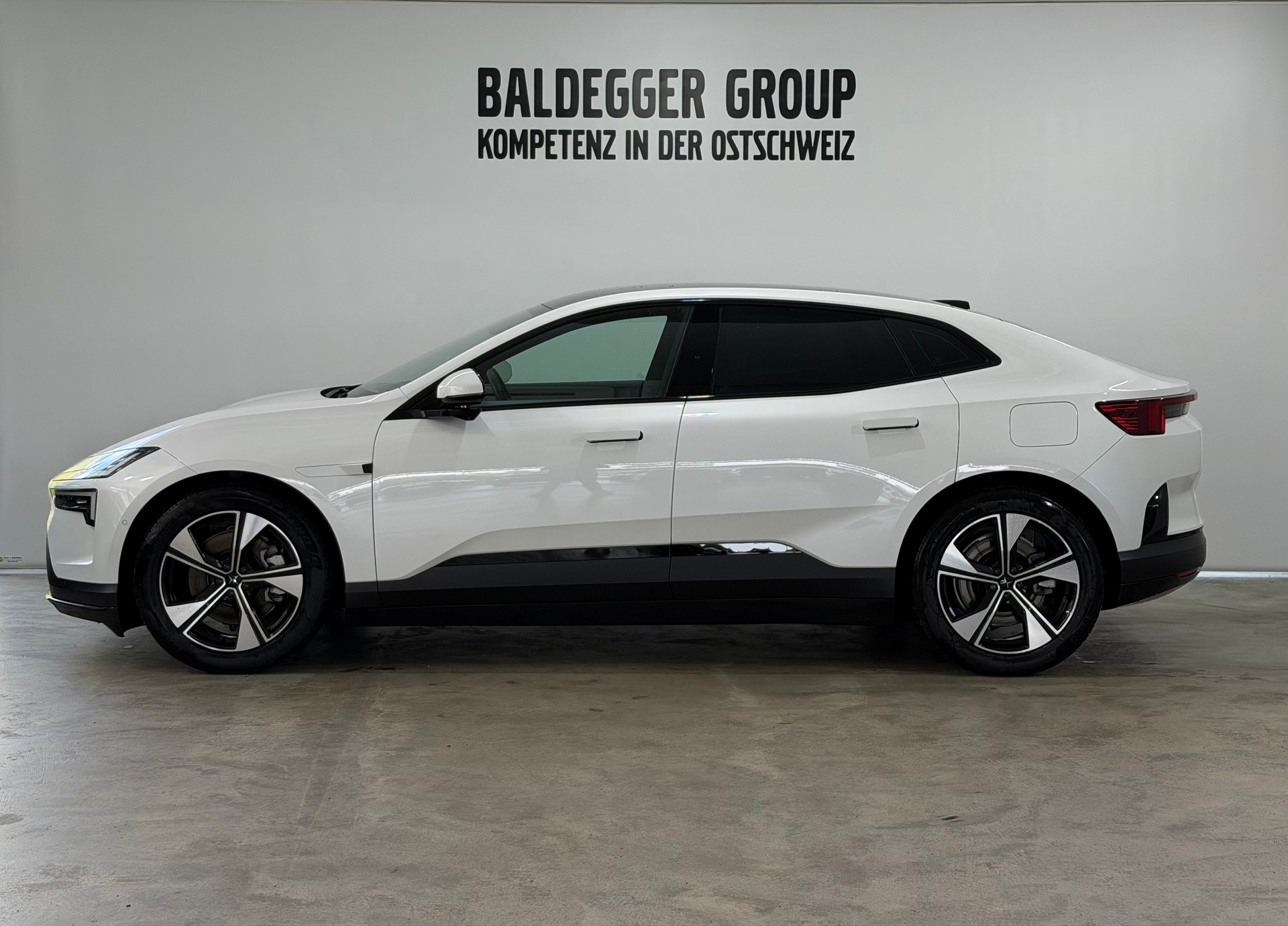 POLESTAR 4 Long Range Dual Motor-showroom-element-1