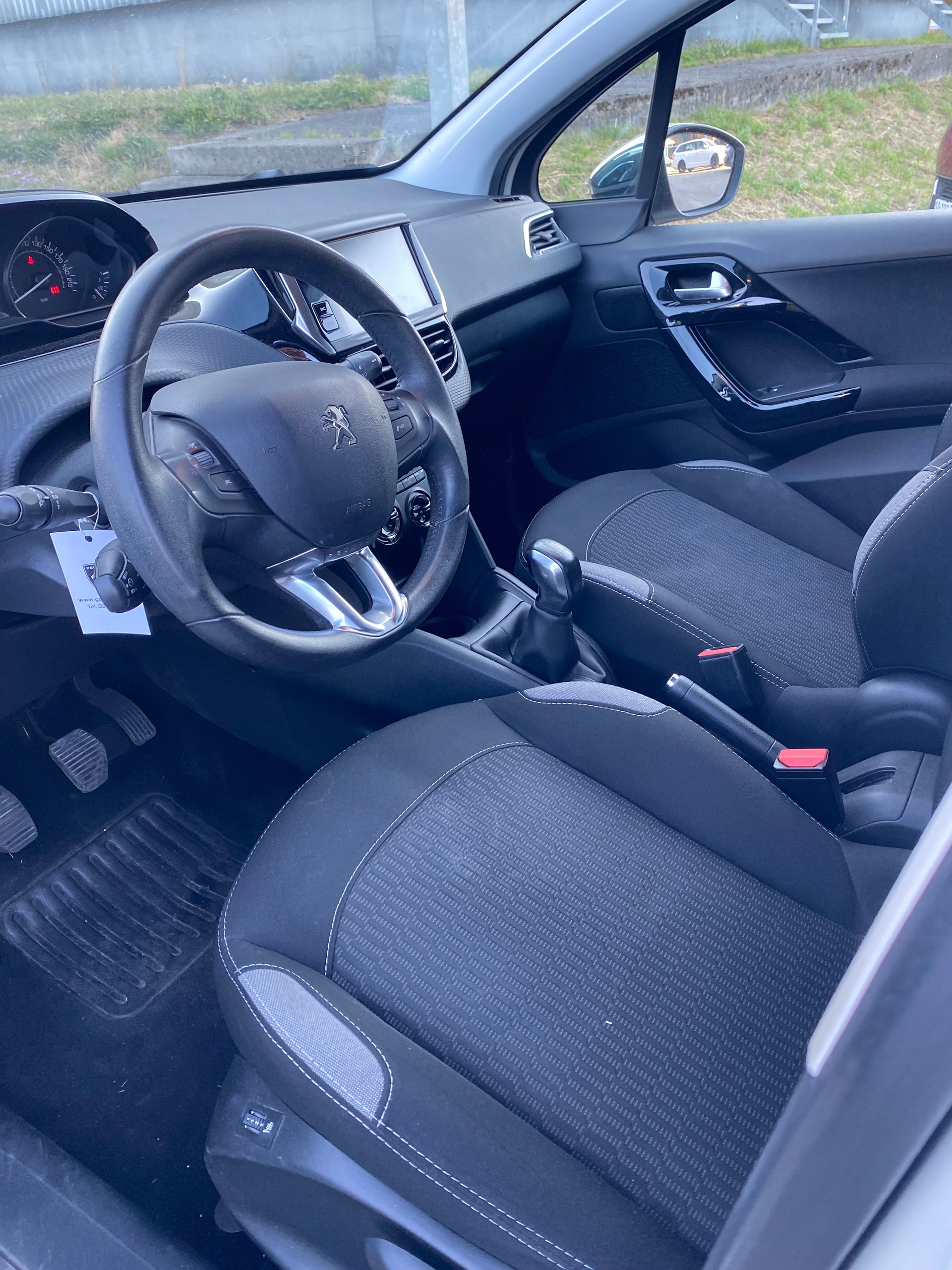 PEUGEOT 208 1.2 PureTech Active-image-9