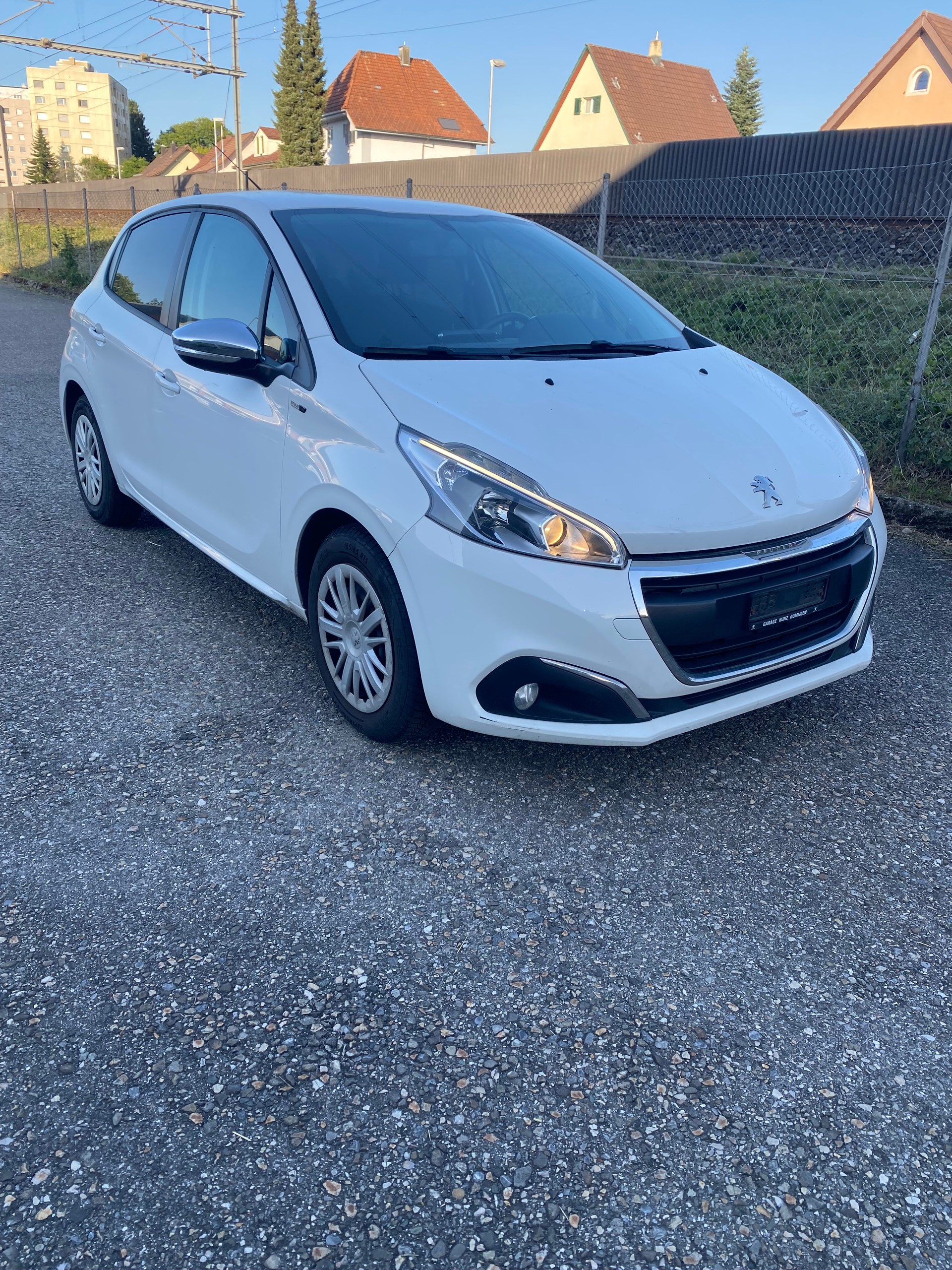 PEUGEOT 208 1.2 PureTech Active-image-1