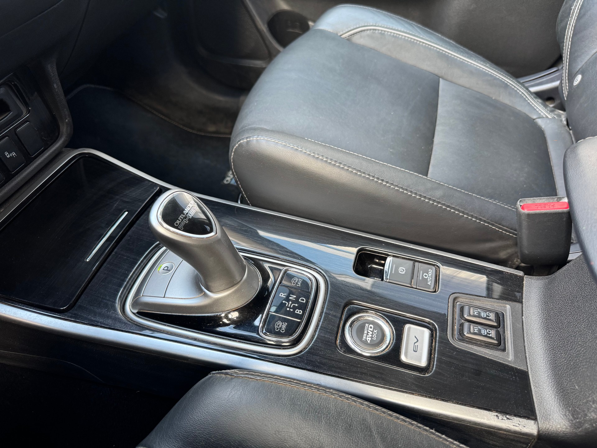 MITSUBISHI Outlander 2.0 PHEV Diamond 4WD Automatic-image-19