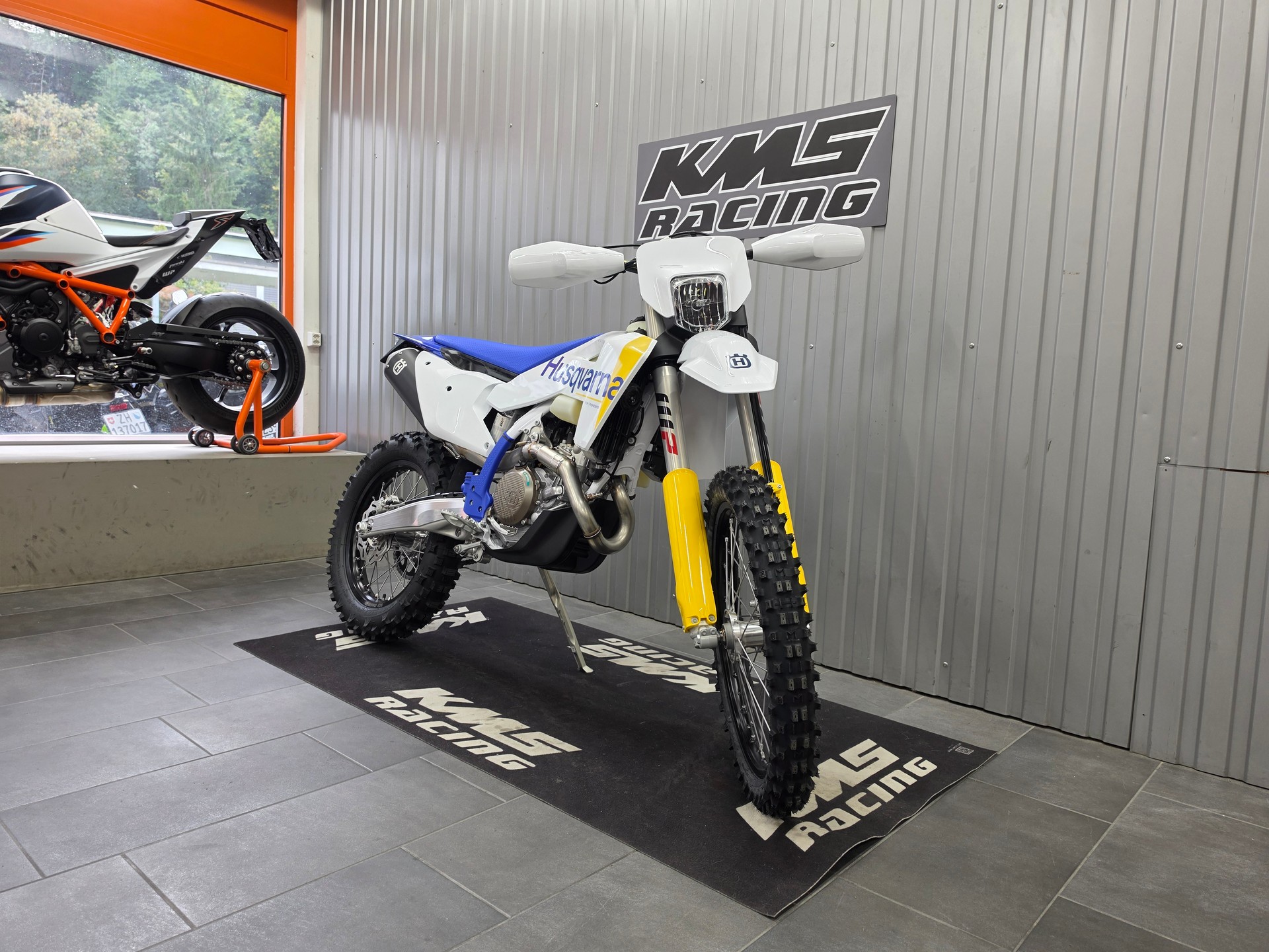 HUSQVARNA FE 450-showroom-element-1