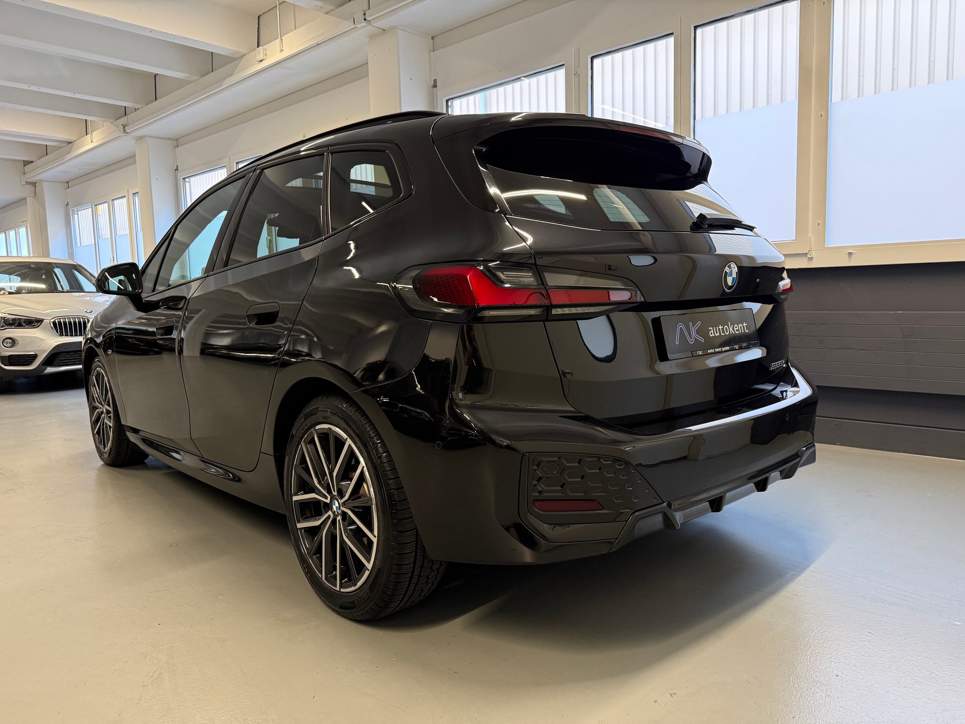 BMW 220i Active Tourer M Sport DKG-showroom-element-3
