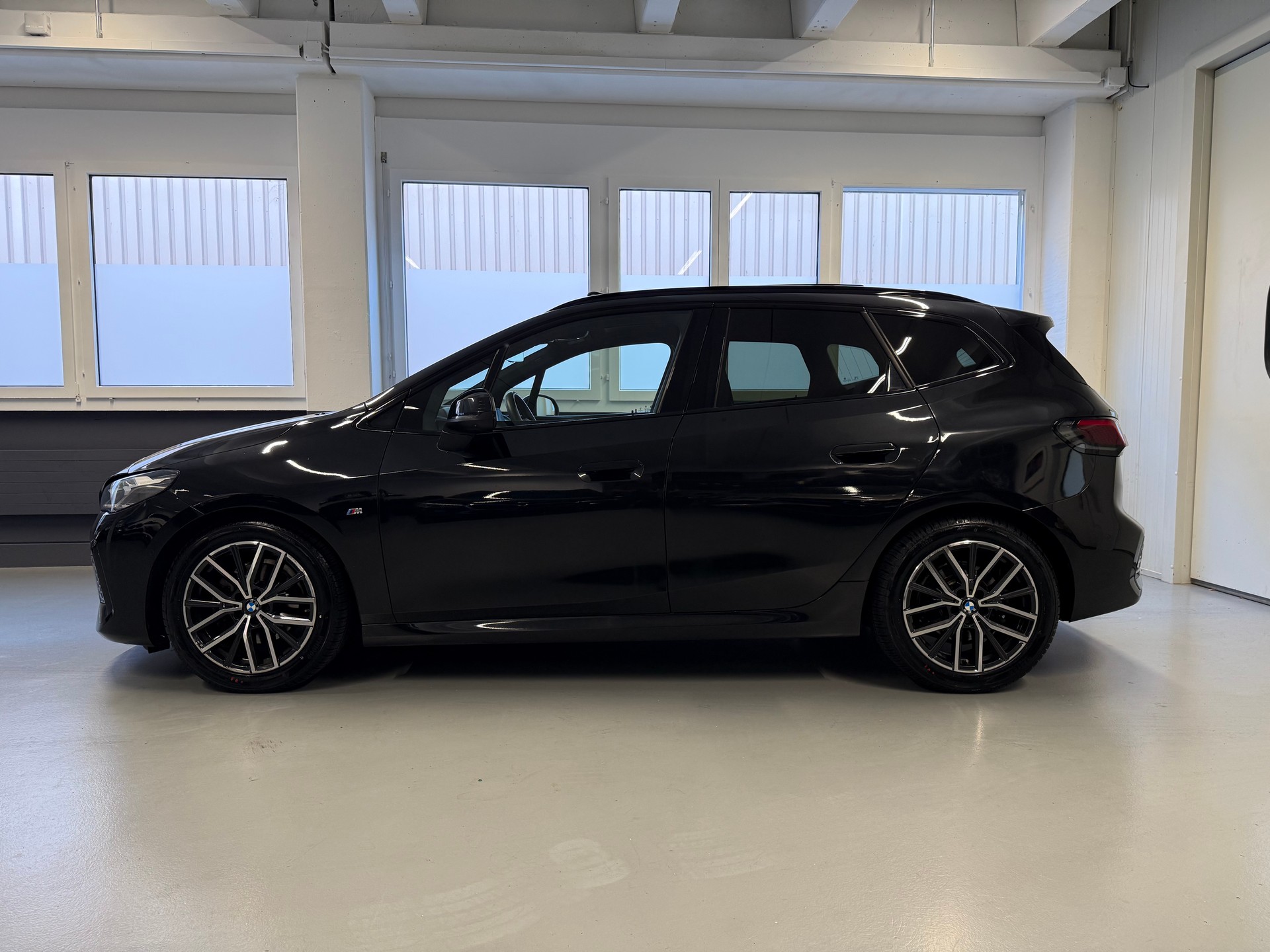 BMW 220i Active Tourer M Sport DKG-showroom-element-2