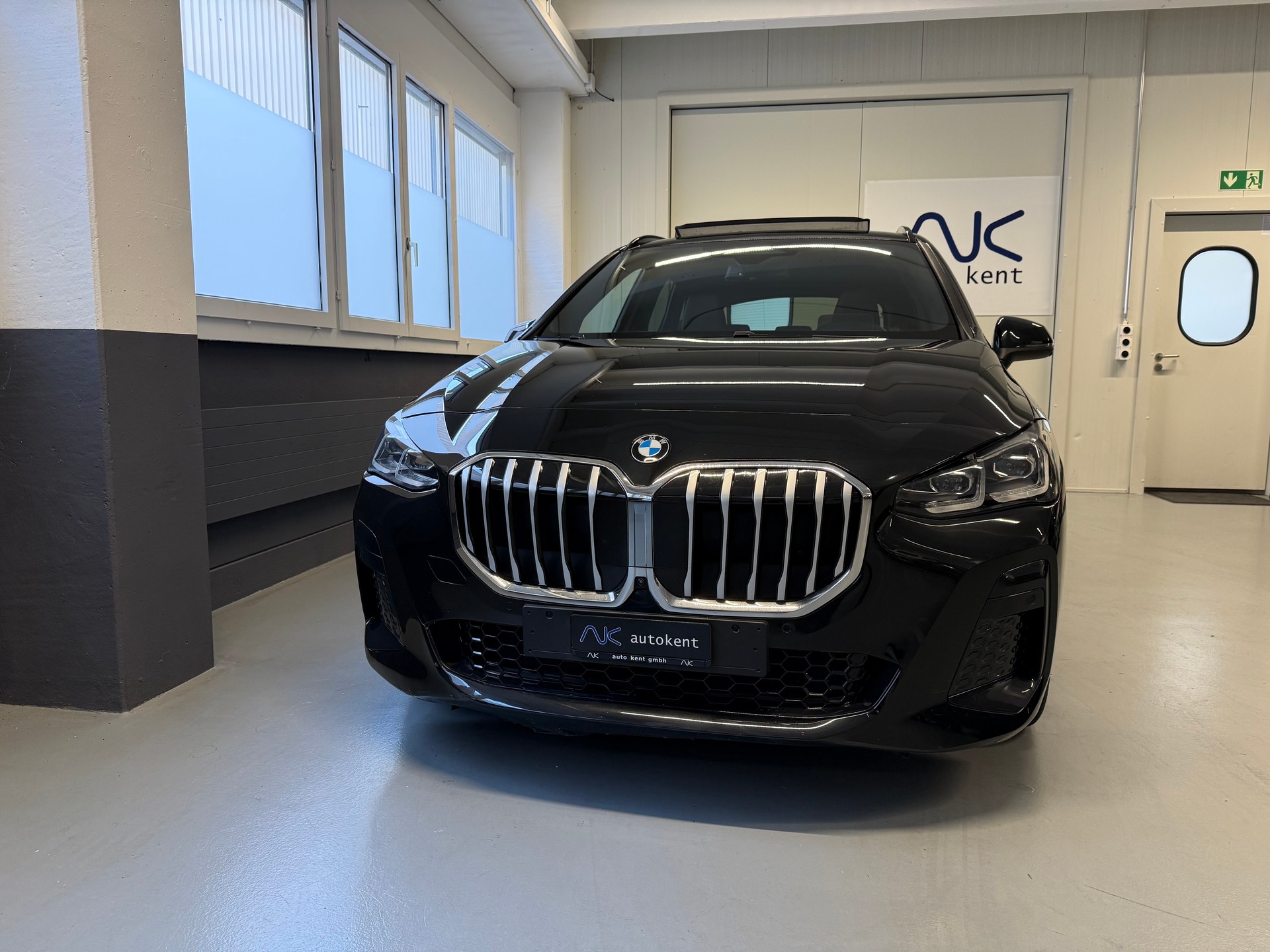 BMW 220i Active Tourer M Sport DKG-showroom-element-1