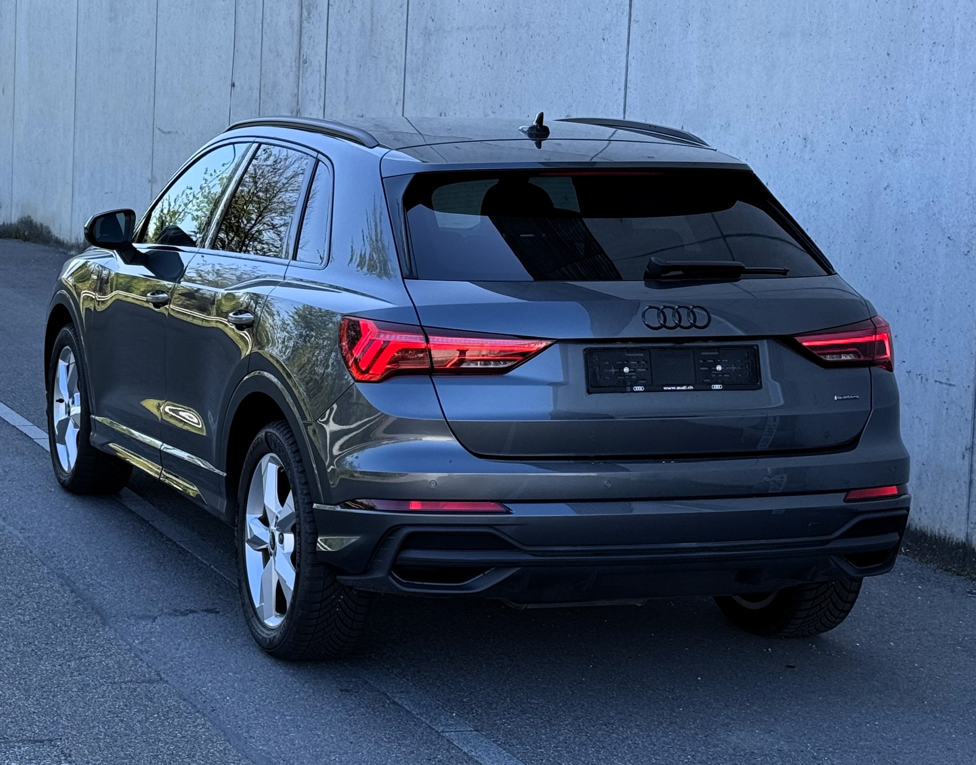 AUDI Q3 40 TDI S line quattro S-tronic CH FZ |Herstellergarantie|AudiSwissServicePackage+| neuwertig-image-3