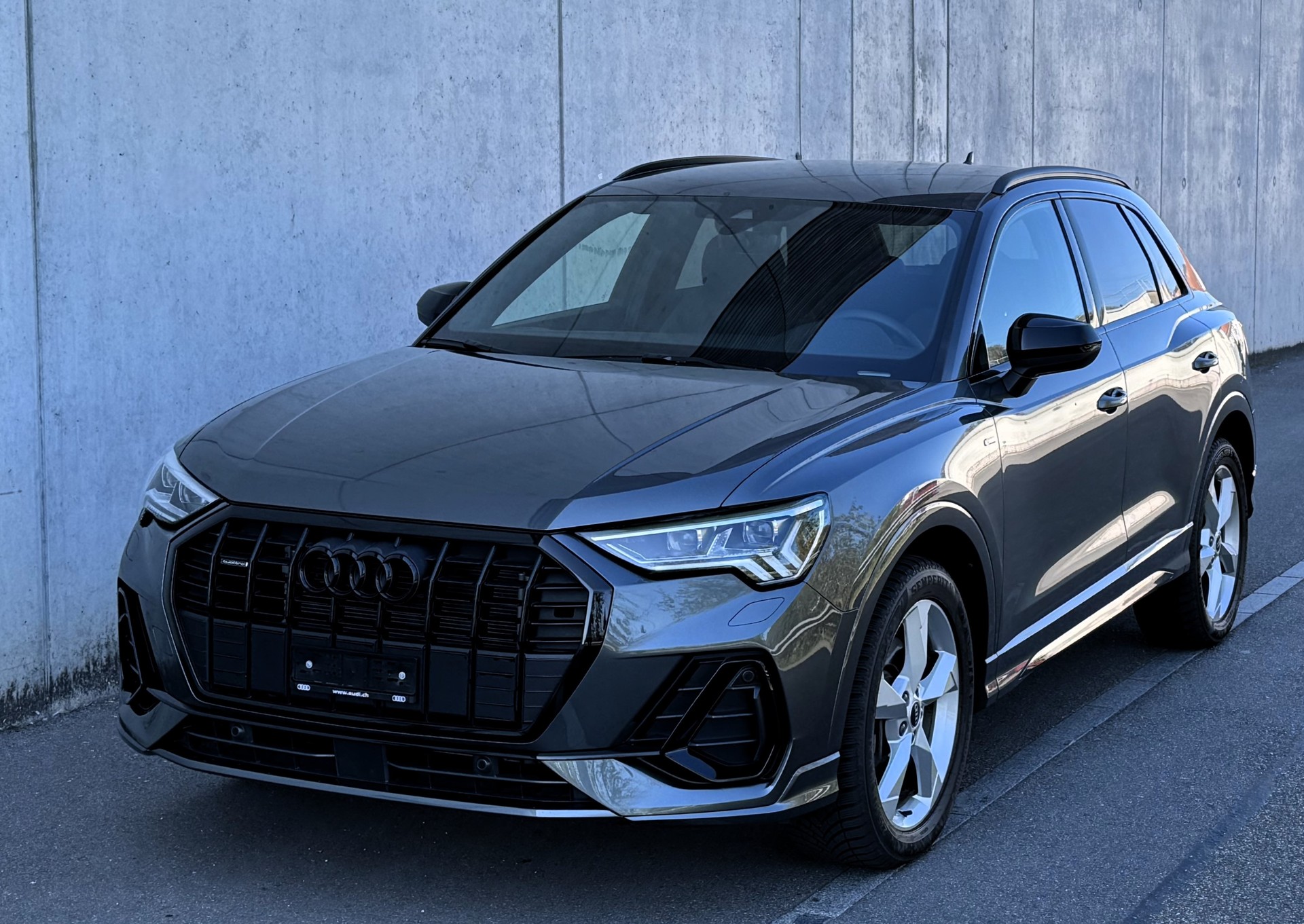 AUDI Q3 40 TDI S line quattro S-tronic CH FZ |Herstellergarantie|AudiSwissServicePackage+| neuwertig