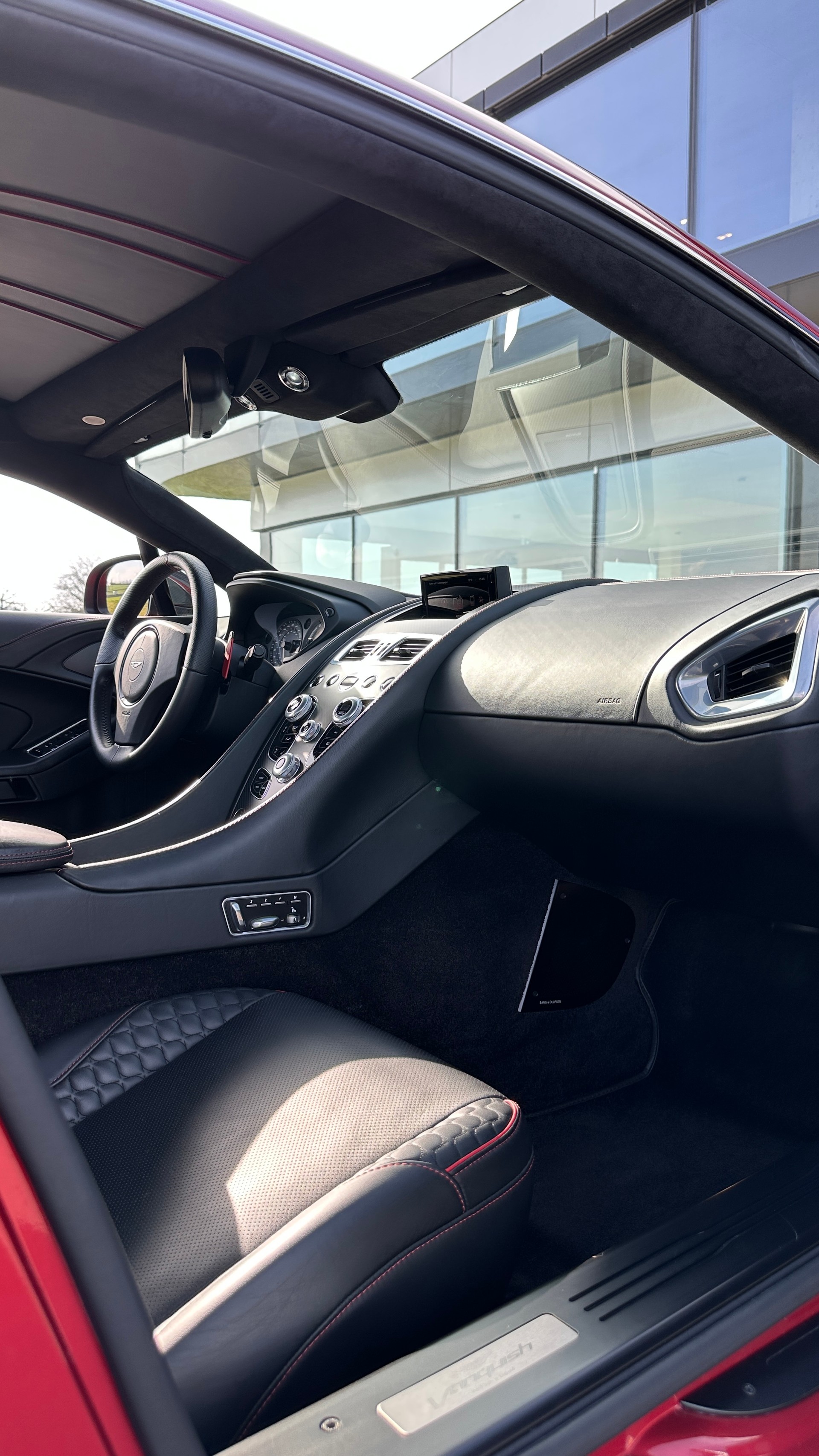 ASTON MARTIN Vanquish V12 5.9-48 Touchtronic 2-image-18