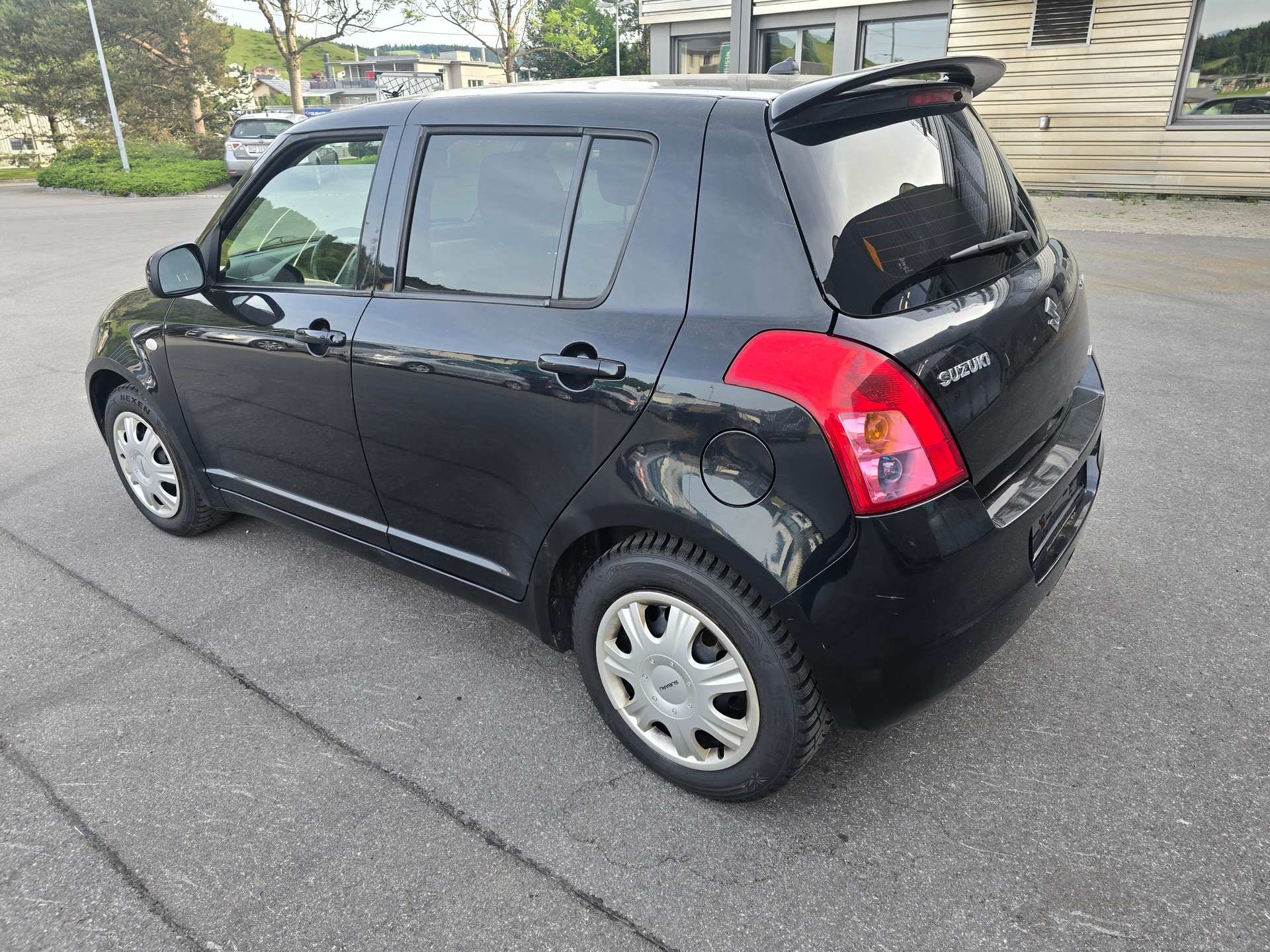 SUZUKI Swift 1.3i 16V GL Top Piz Sulai LE 4x4-image-4