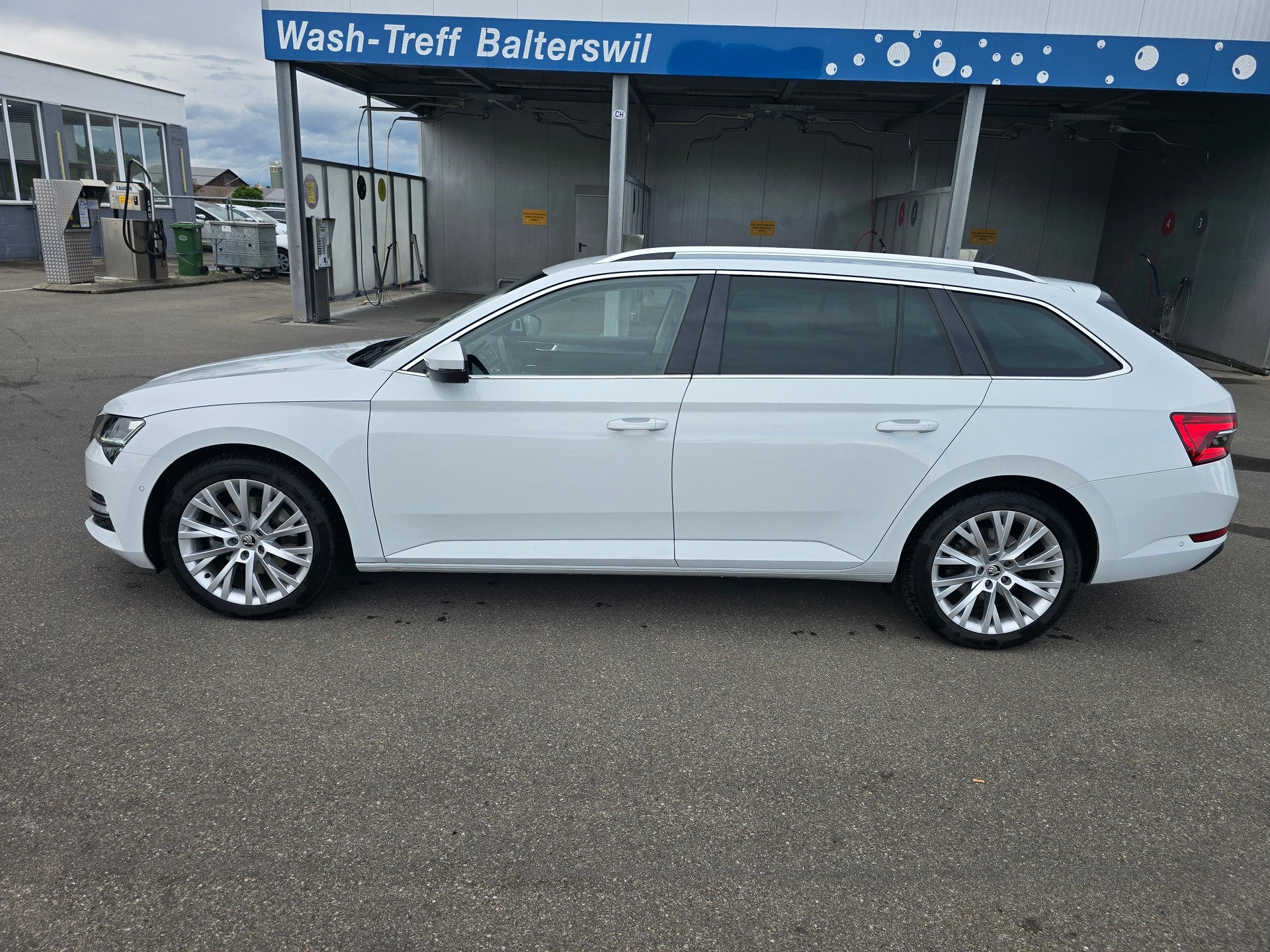 SKODA Superb Combi 2.0 TDi Style DSG*TOP-ZUSTAND*Frsch ab MFK"Frisch ab Service*TOP Ausstattung*-image-1