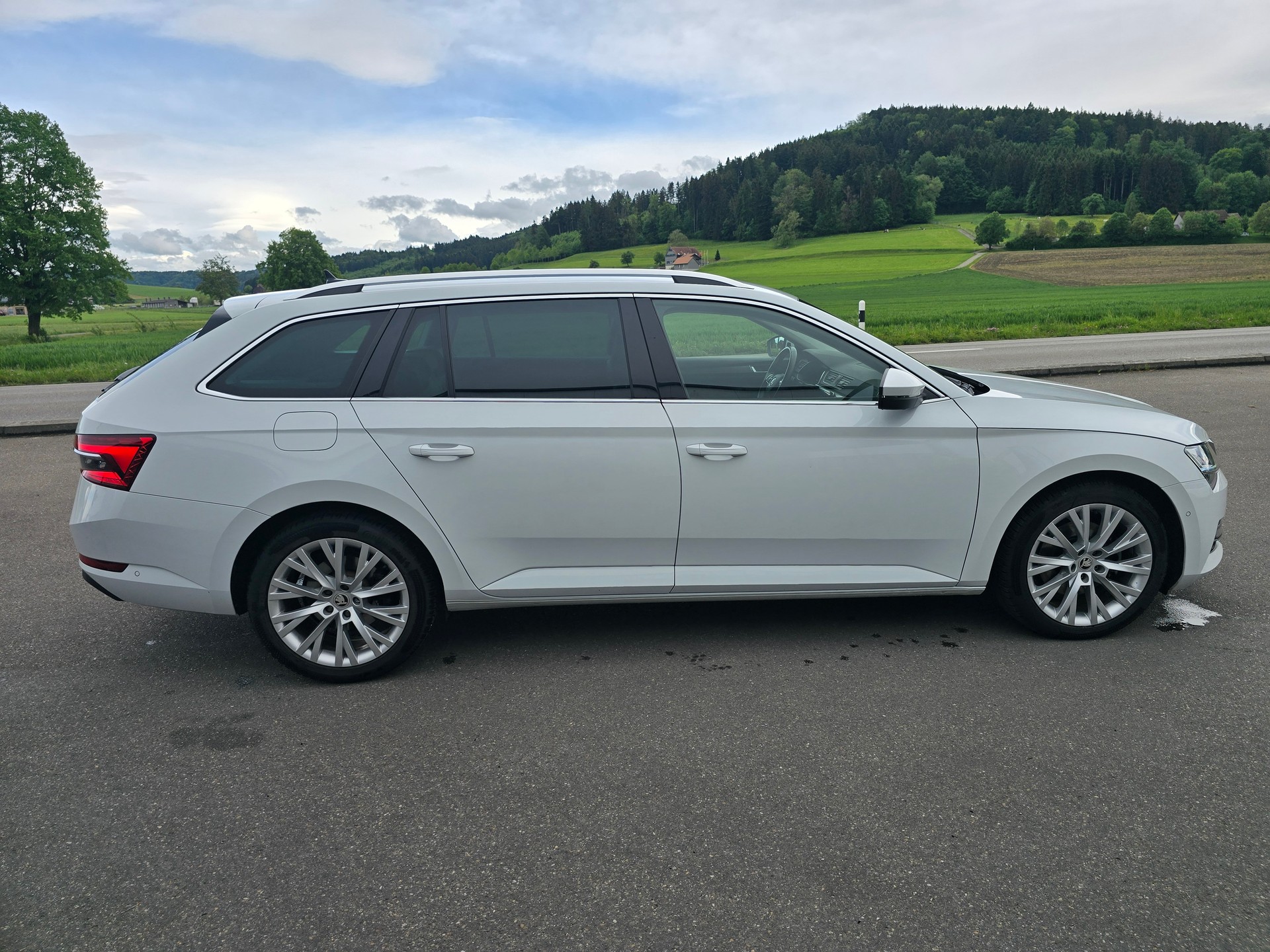 SKODA Superb Combi 2.0 TDi Style DSG*TOP-ZUSTAND*Frsch ab MFK"Frisch ab Service*TOP Ausstattung*-image-4