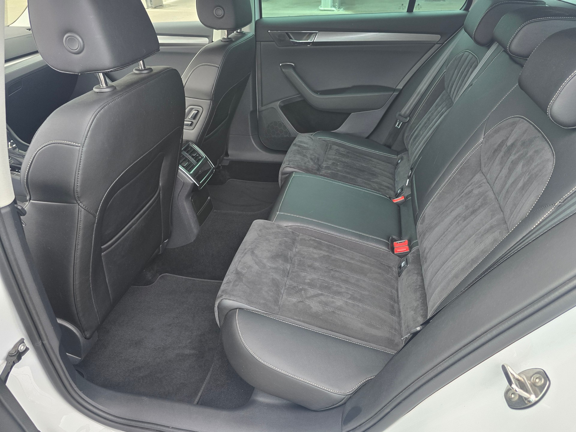 SKODA Superb Combi 2.0 TDi Style DSG*TOP-ZUSTAND*Frsch ab MFK"Frisch ab Service*TOP Ausstattung*-image-6