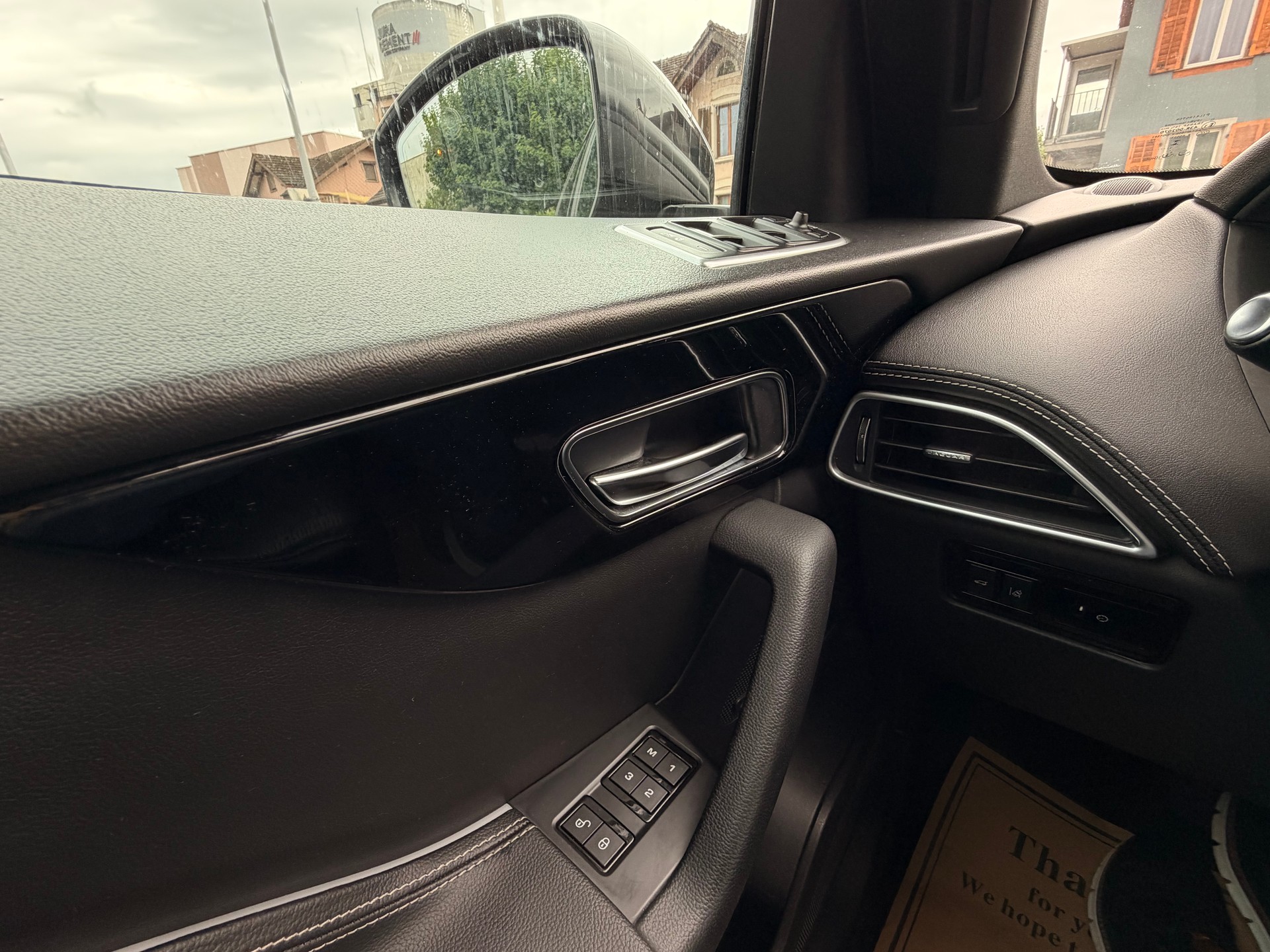 JAGUAR F-Pace 25d R-Sport AWD Automatik-image-23